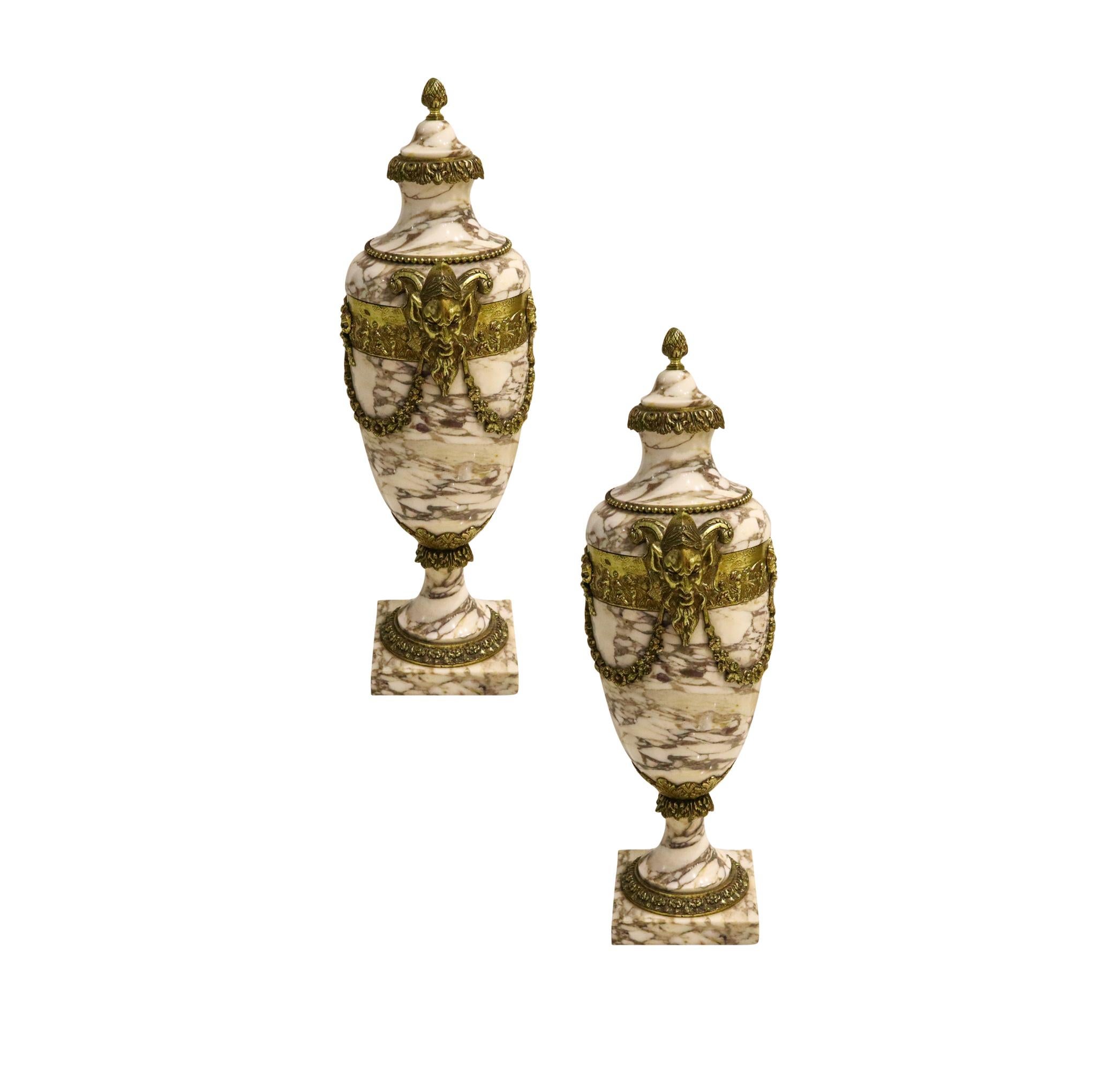 Paar mythologische Urnen aus der Zeit des dritten französischen Kaiserreichs.

Fabelhafte dekorative Stücke, die in Paris, Frankreich, während der Zeit des Dritten Französischen Kaiserreichs unter Napoleon III. (1852-1870), um 1860, entstanden sind.