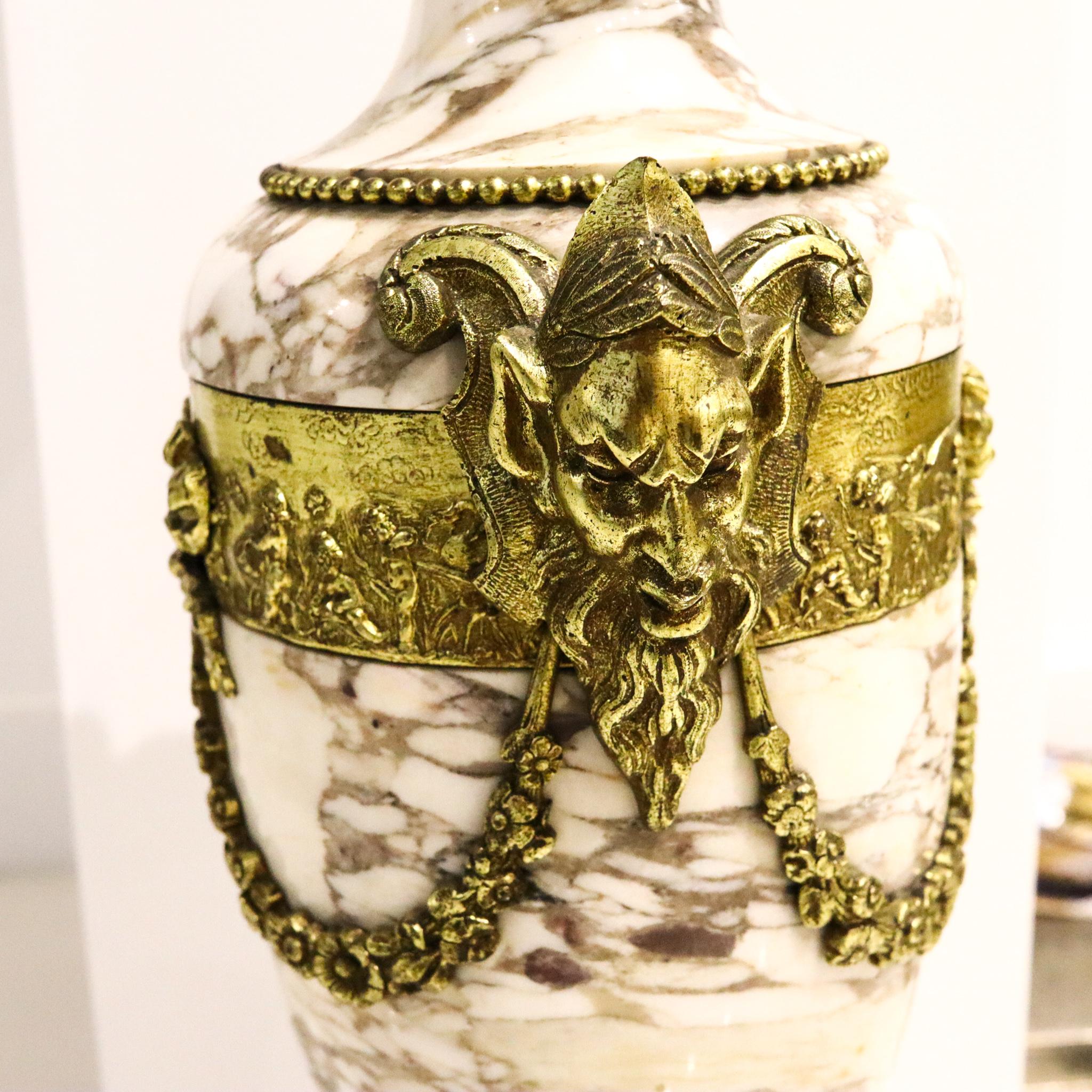 Französische Urnen aus Marmor mit vergoldeter Goldbronze, Französisches Drittes Kaiserreich Napoleon III, 1870, Paar (Spätes 19. Jahrhundert) im Angebot