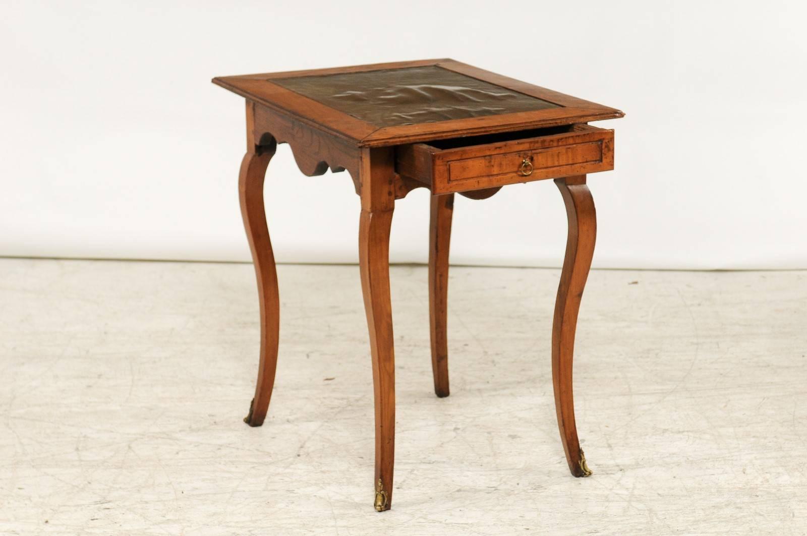 Français Table d'appoint française des années 1870 à plateau en cuir noir de style Louis XV avec pieds cabriole