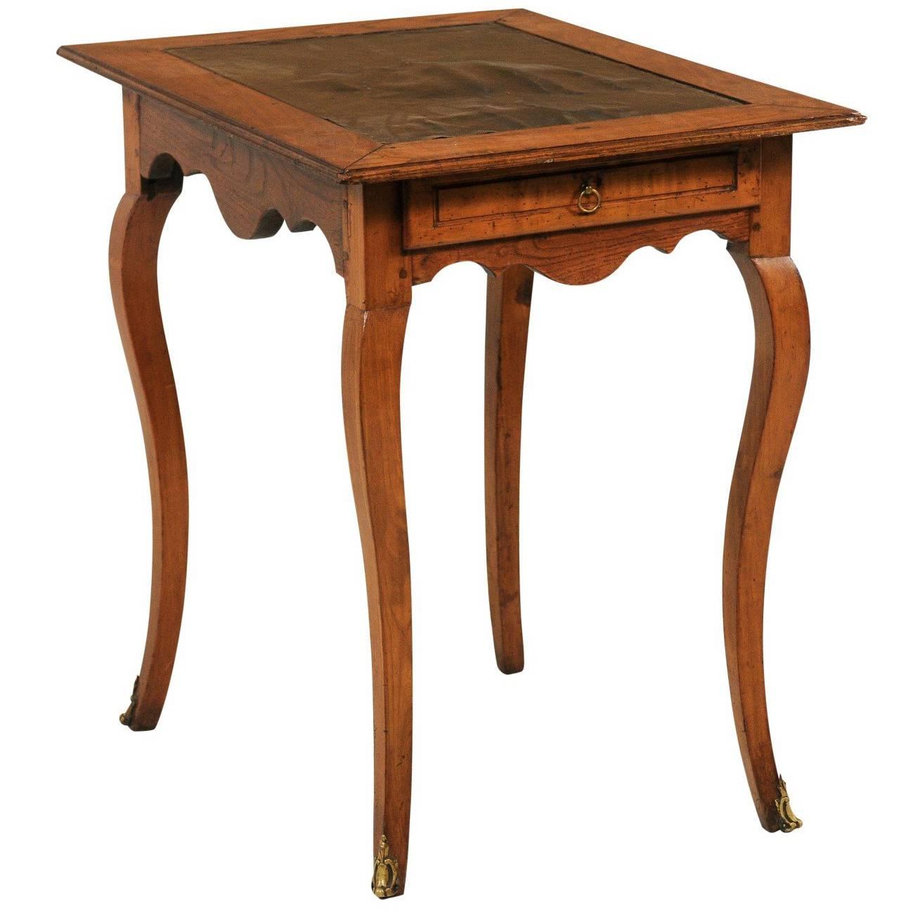 Table d'appoint française des années 1870 à plateau en cuir noir de style Louis XV avec pieds cabriole