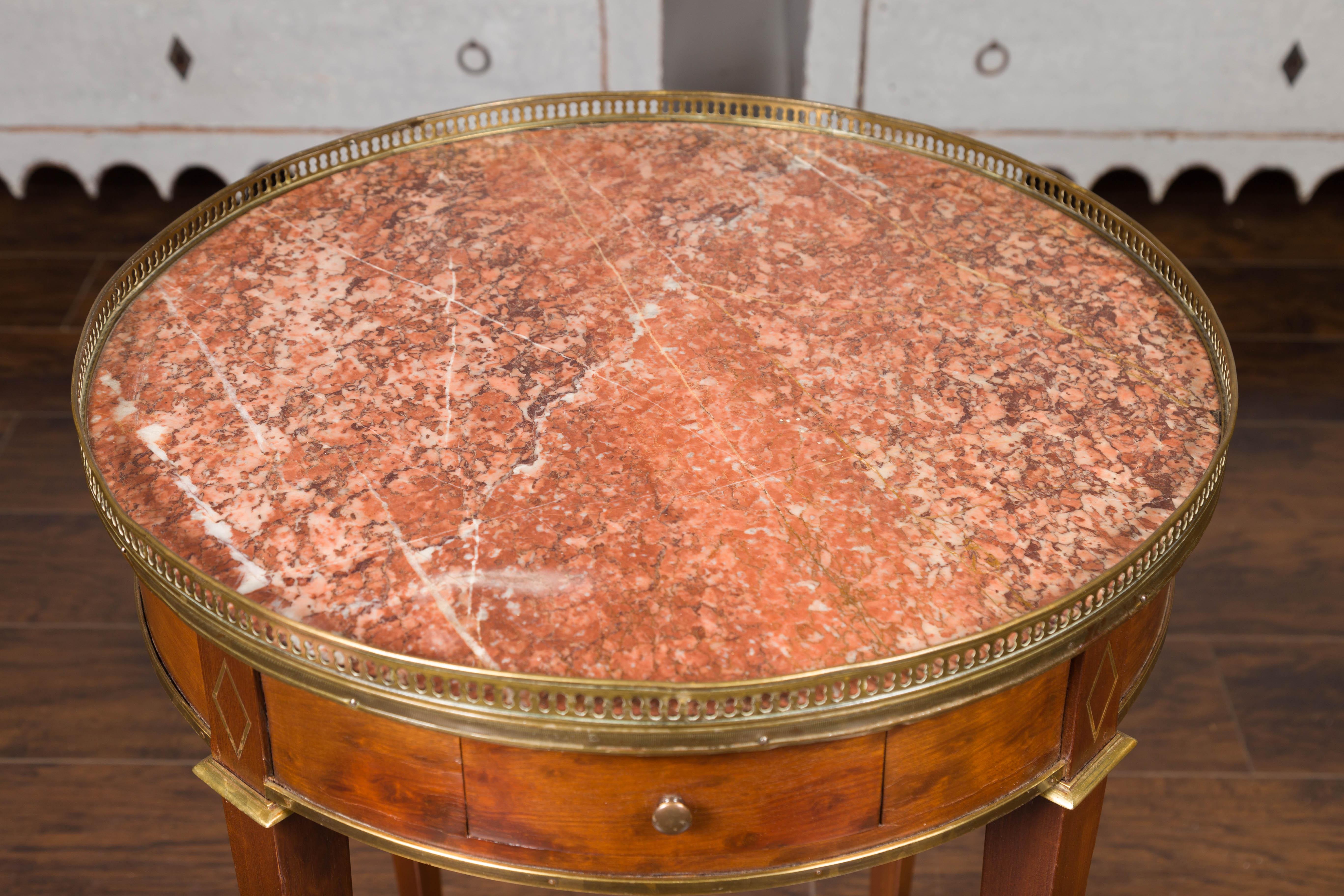 Französischer runder Tisch im Empire-Stil der 1870er Jahre mit Marmorplatte, Galerie und Schublade aus Messing (19. Jahrhundert) im Angebot