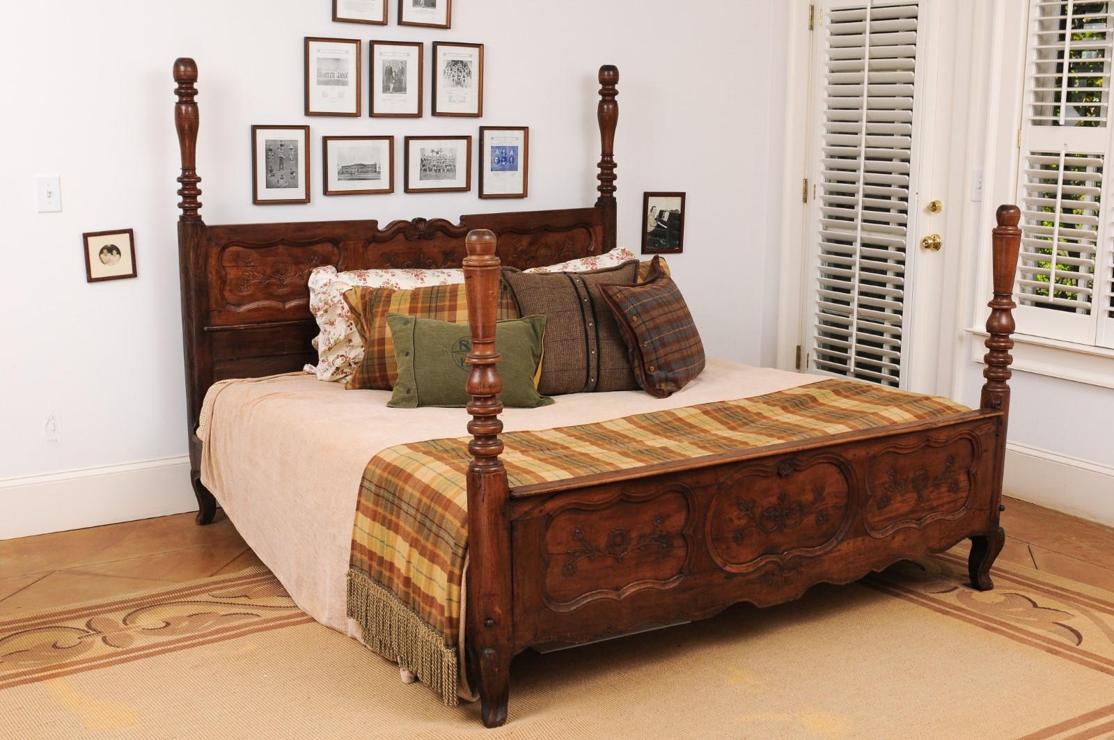 French 1870s Napoléon III Period Walnut Bed with Low-Relief Carved Floral Décor 5