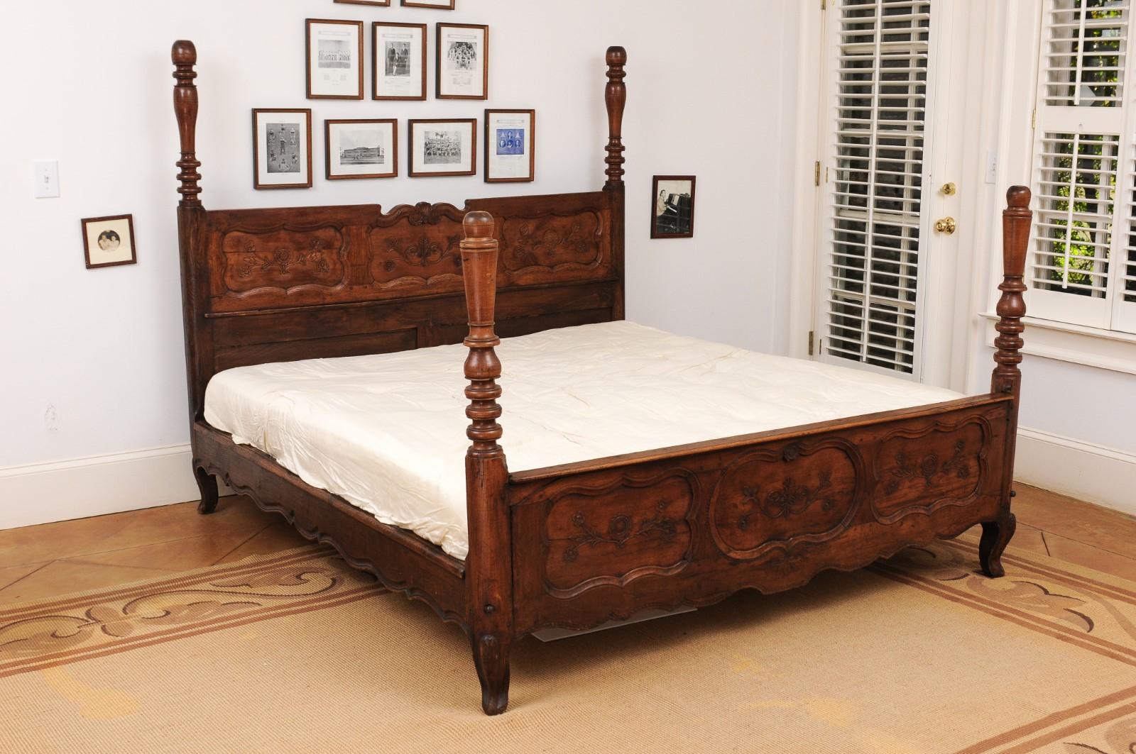 French 1870s Napoléon III Period Walnut Bed with Low-Relief Carved Floral Décor 6