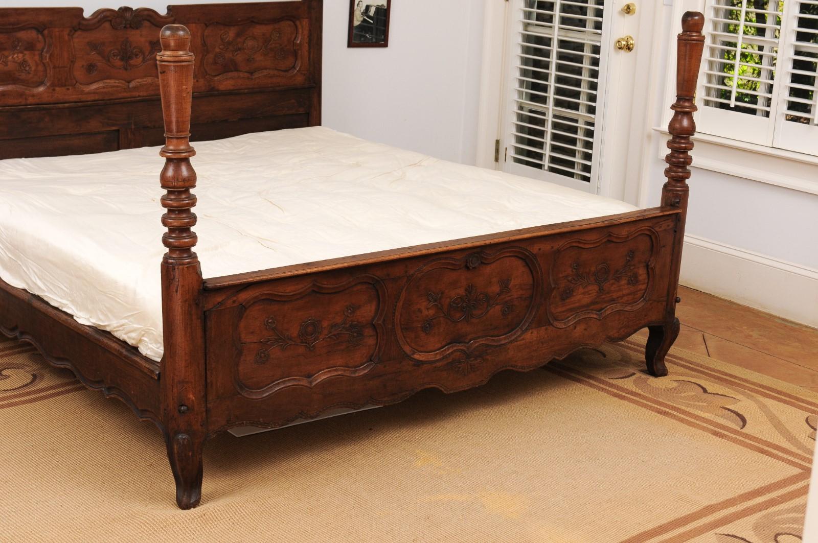 French 1870s Napoléon III Period Walnut Bed with Low-Relief Carved Floral Décor 7