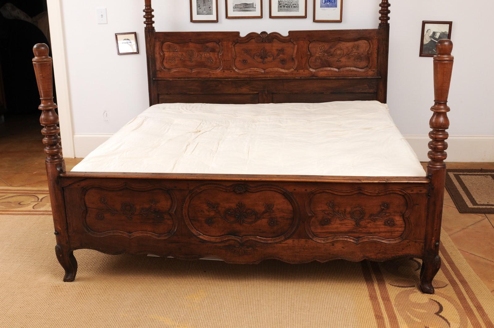 French 1870s Napoléon III Period Walnut Bed with Low-Relief Carved Floral Décor 9