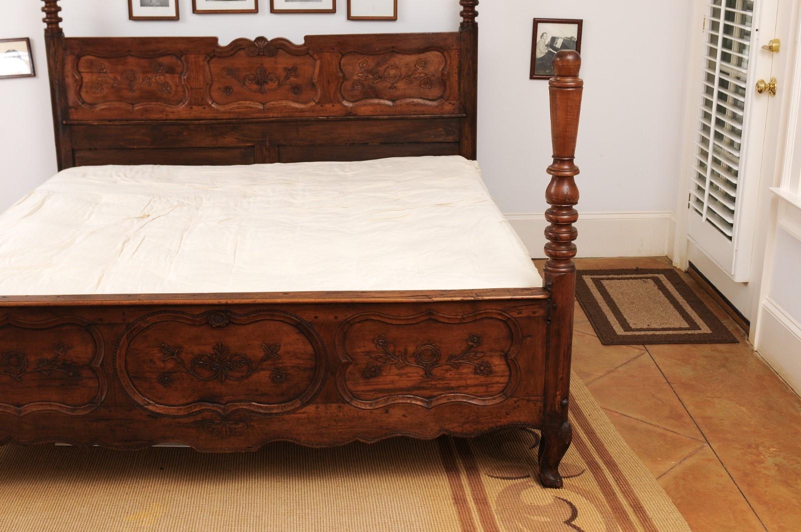 French 1870s Napoléon III Period Walnut Bed with Low-Relief Carved Floral Décor 10