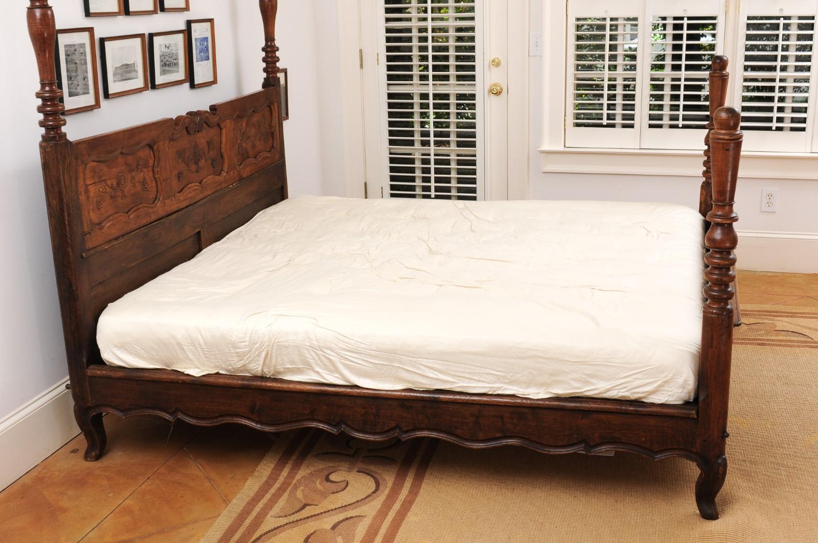 French 1870s Napoléon III Period Walnut Bed with Low-Relief Carved Floral Décor In Good Condition In Atlanta, GA