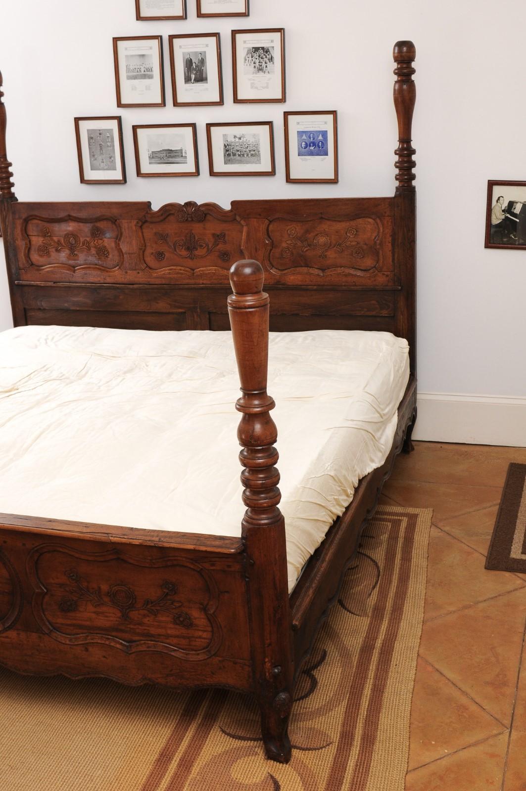 French 1870s Napoléon III Period Walnut Bed with Low-Relief Carved Floral Décor 1