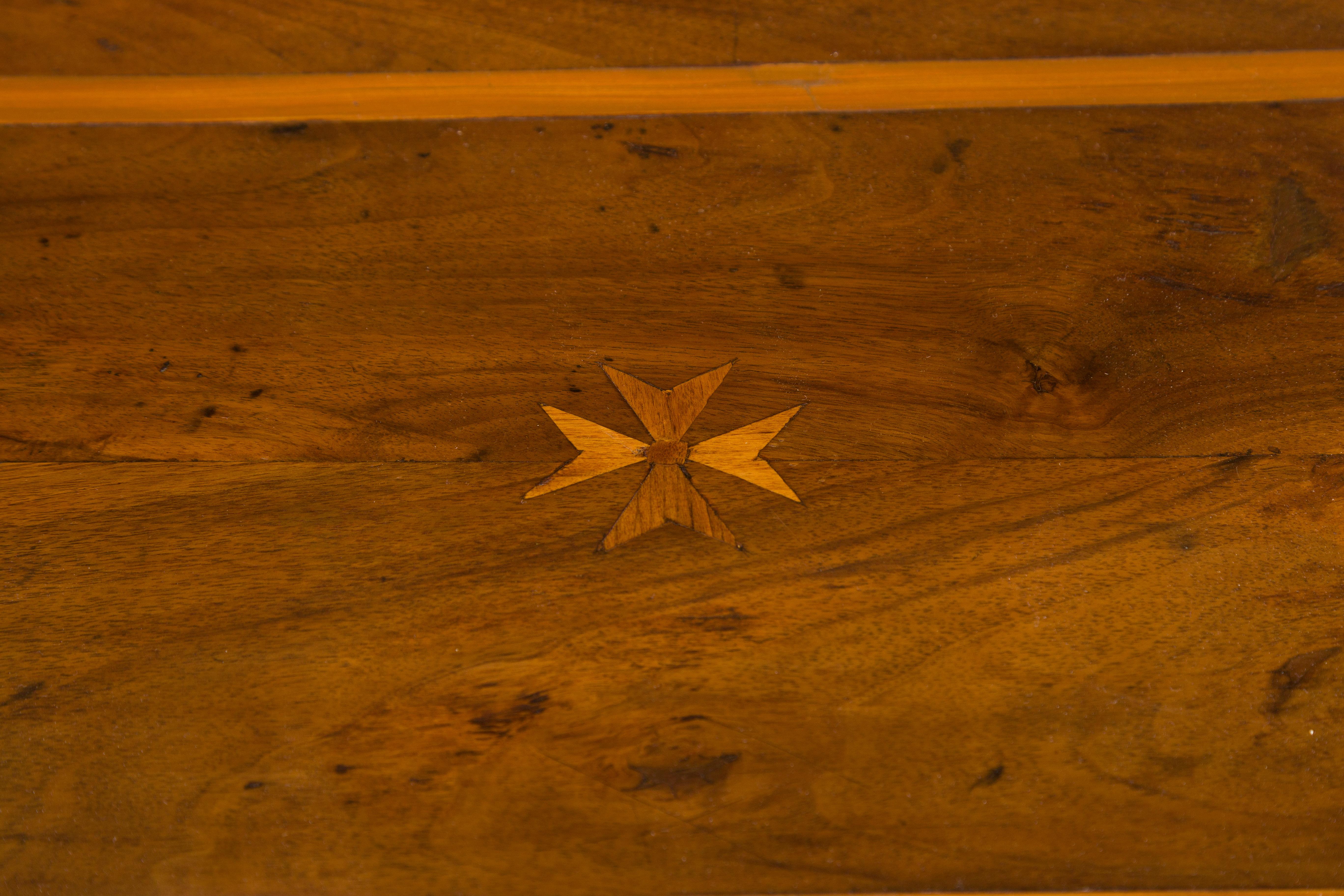 Beistelltisch aus Nussbaumholz mit Sternintarsien und einer Schublade, Napolon III, 1870er Jahre im Zustand „Gut“ im Angebot in Atlanta, GA