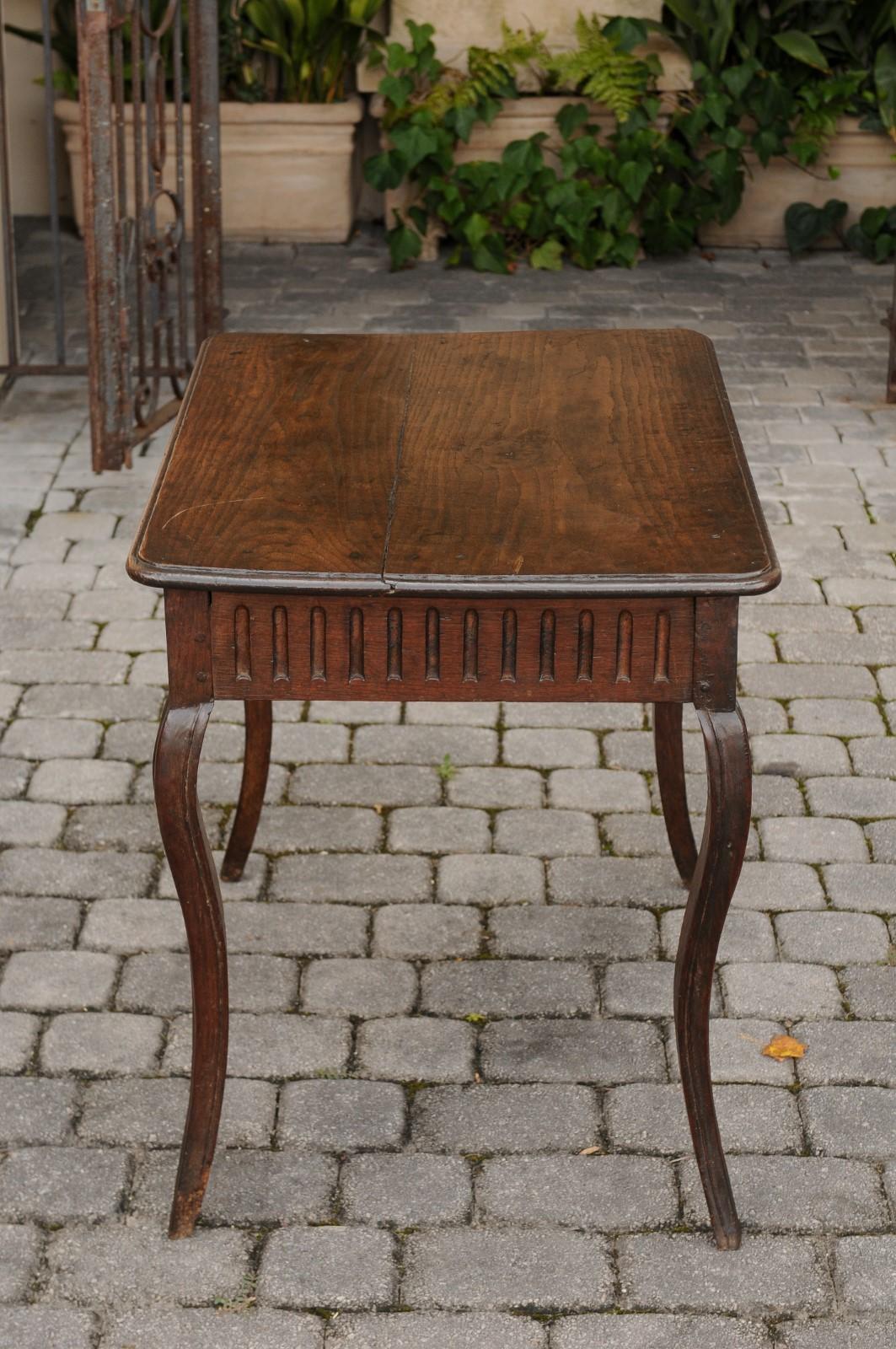 French 1870s Oak and Chestnut Table with Single Fluted Drawer and Cabriole Legs 6