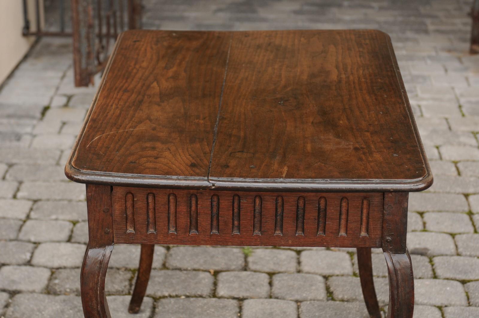 French 1870s Oak and Chestnut Table with Single Fluted Drawer and Cabriole Legs 7