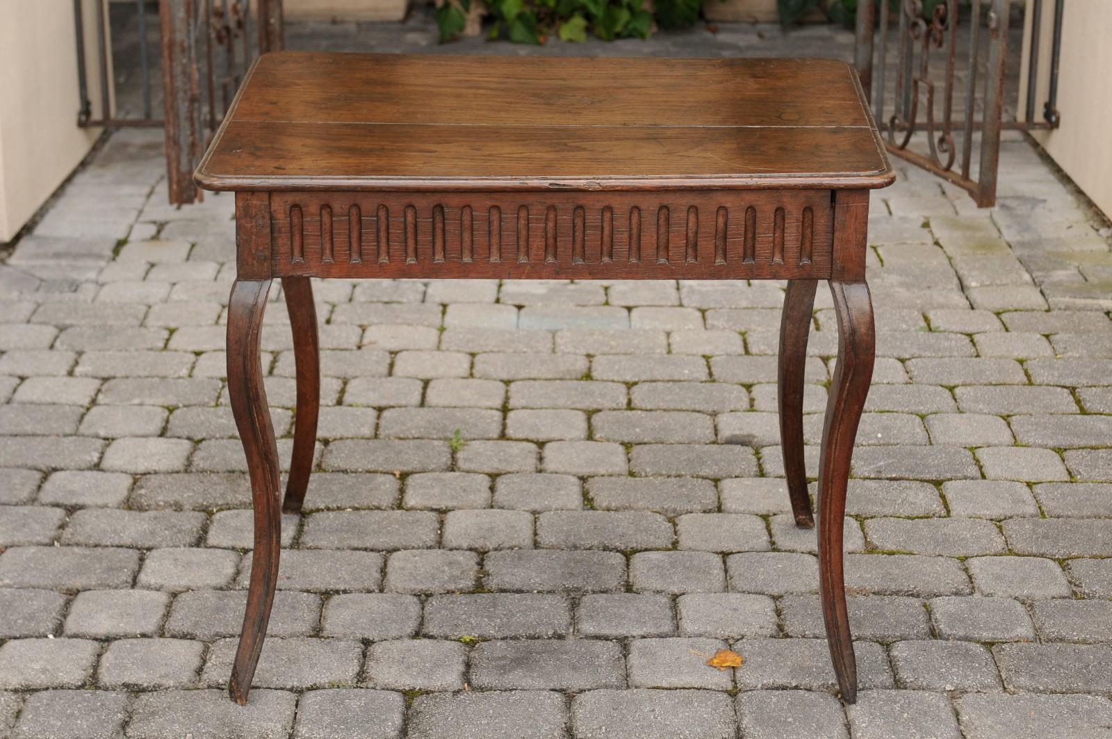 French 1870s Oak and Chestnut Table with Single Fluted Drawer and Cabriole Legs 8
