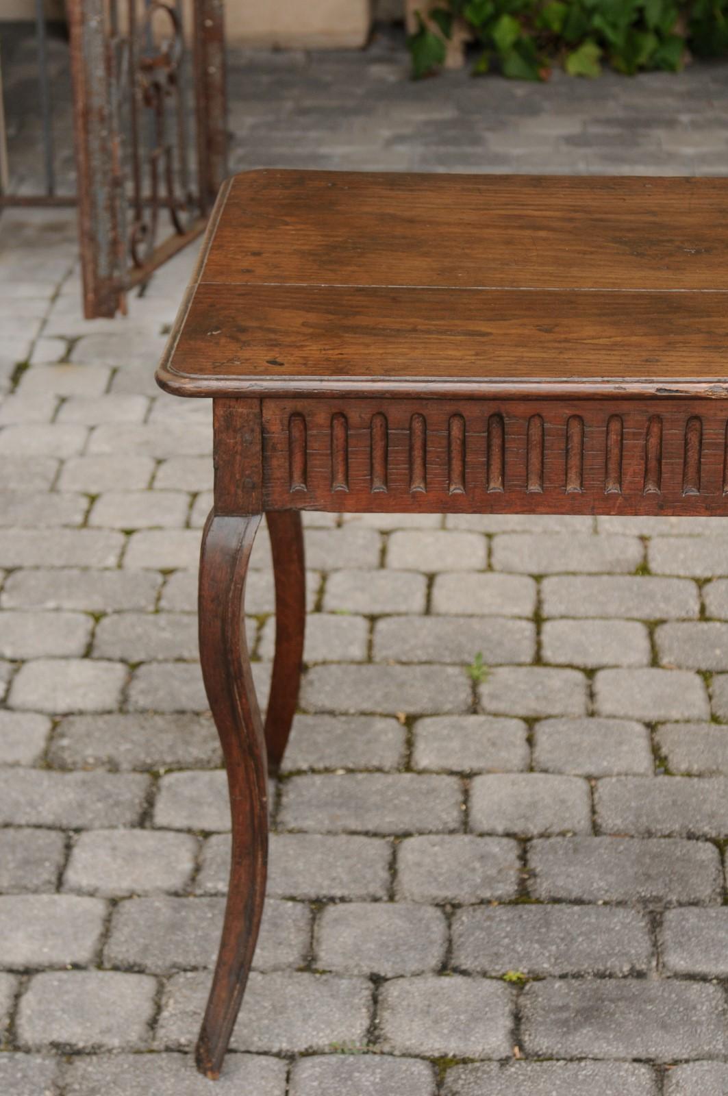 French 1870s Oak and Chestnut Table with Single Fluted Drawer and Cabriole Legs 9