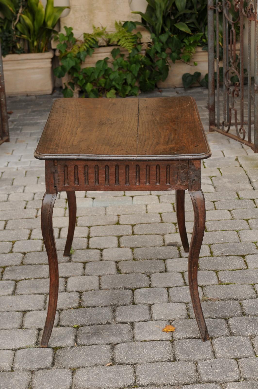 French 1870s Oak and Chestnut Table with Single Fluted Drawer and Cabriole Legs 10