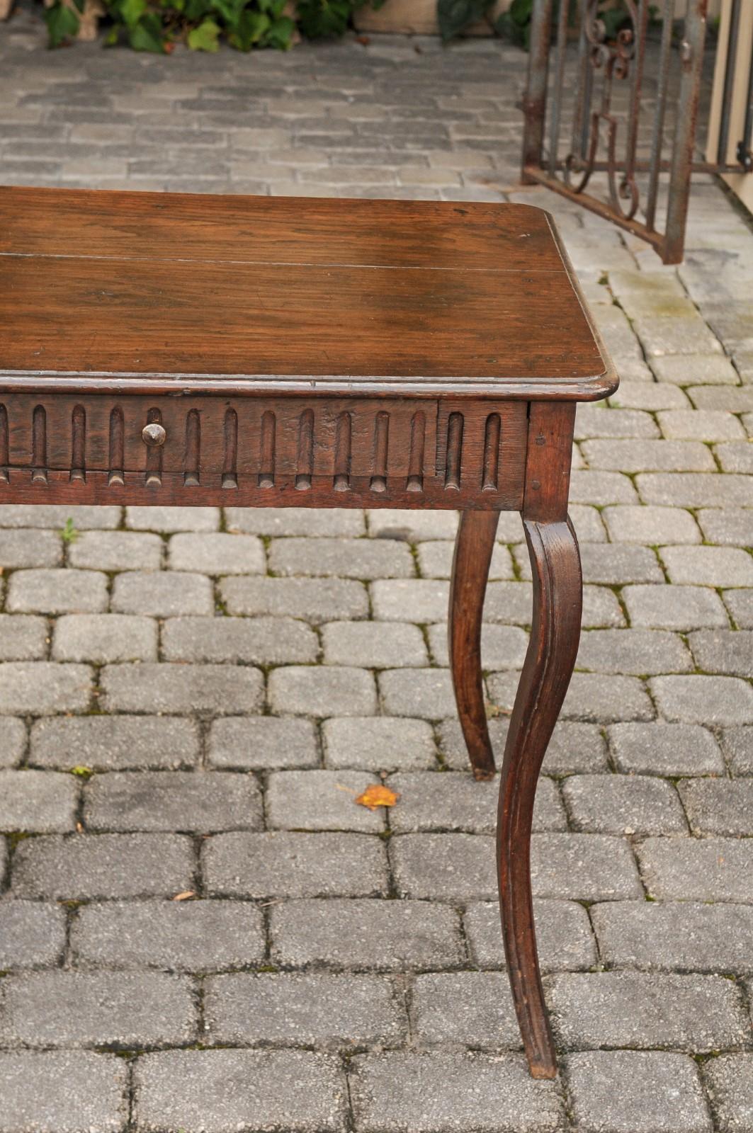 French 1870s Oak and Chestnut Table with Single Fluted Drawer and Cabriole Legs 1
