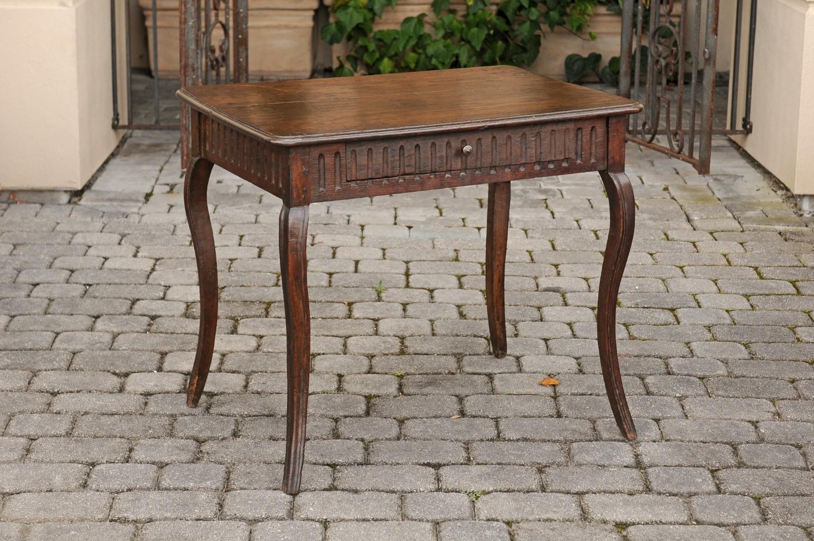 French 1870s Oak and Chestnut Table with Single Fluted Drawer and Cabriole Legs 2
