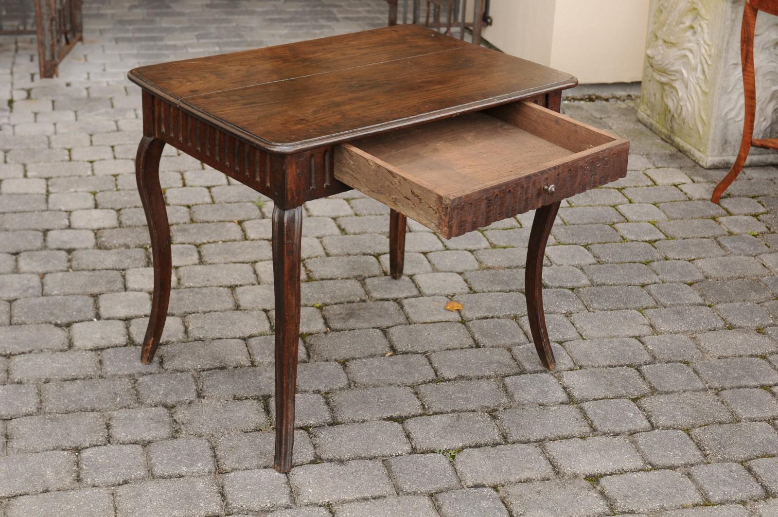 French 1870s Oak and Chestnut Table with Single Fluted Drawer and Cabriole Legs 4