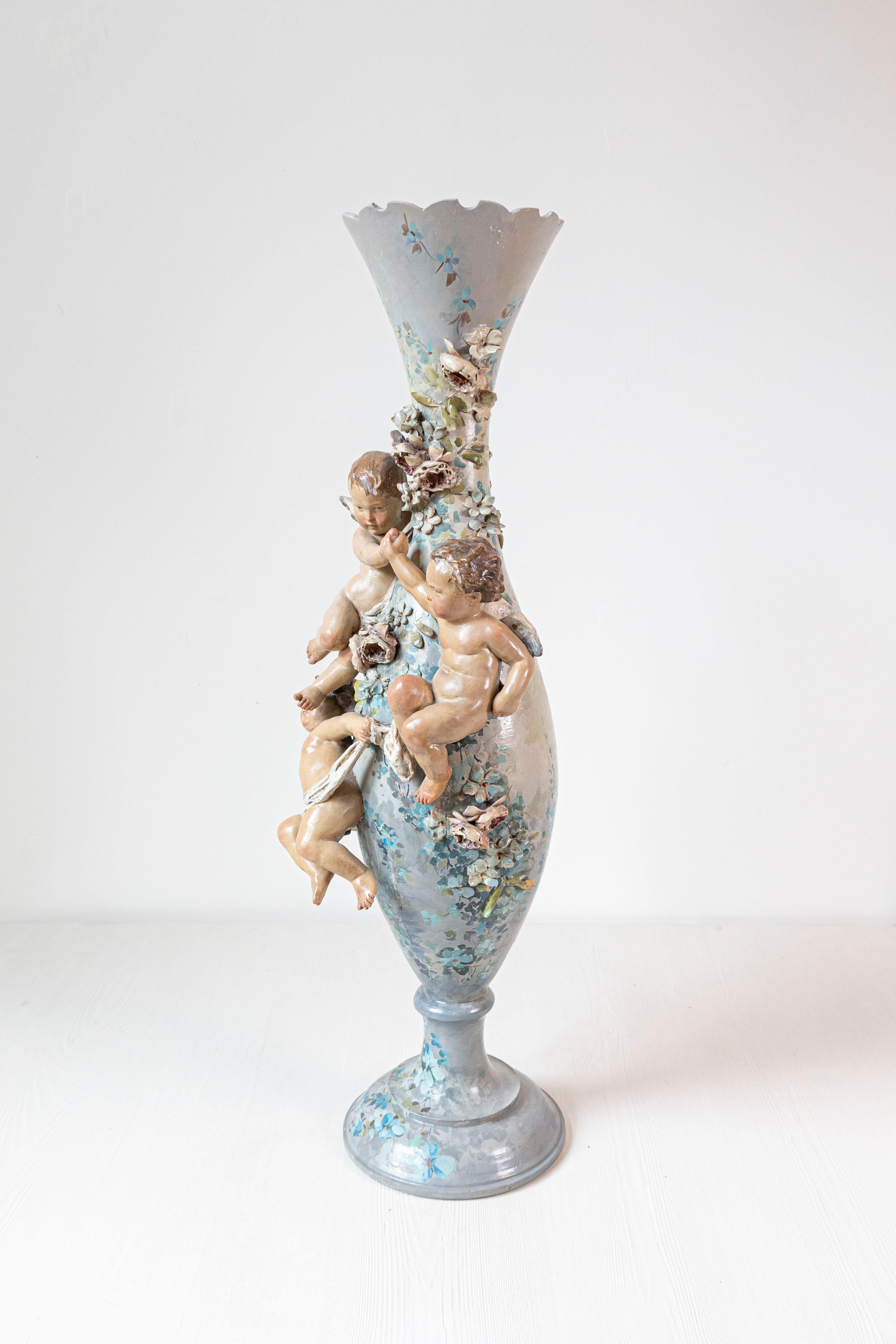 Eine französische Majolika-Vase aus der zweiten Hälfte des 19. Jahrhunderts mit Putten und Blumendekor. Diese exquisite Vase, die am Ende der Herrschaft des letzten französischen Kaisers Napoleon III. entstand, zeichnet sich durch ihre sanfte