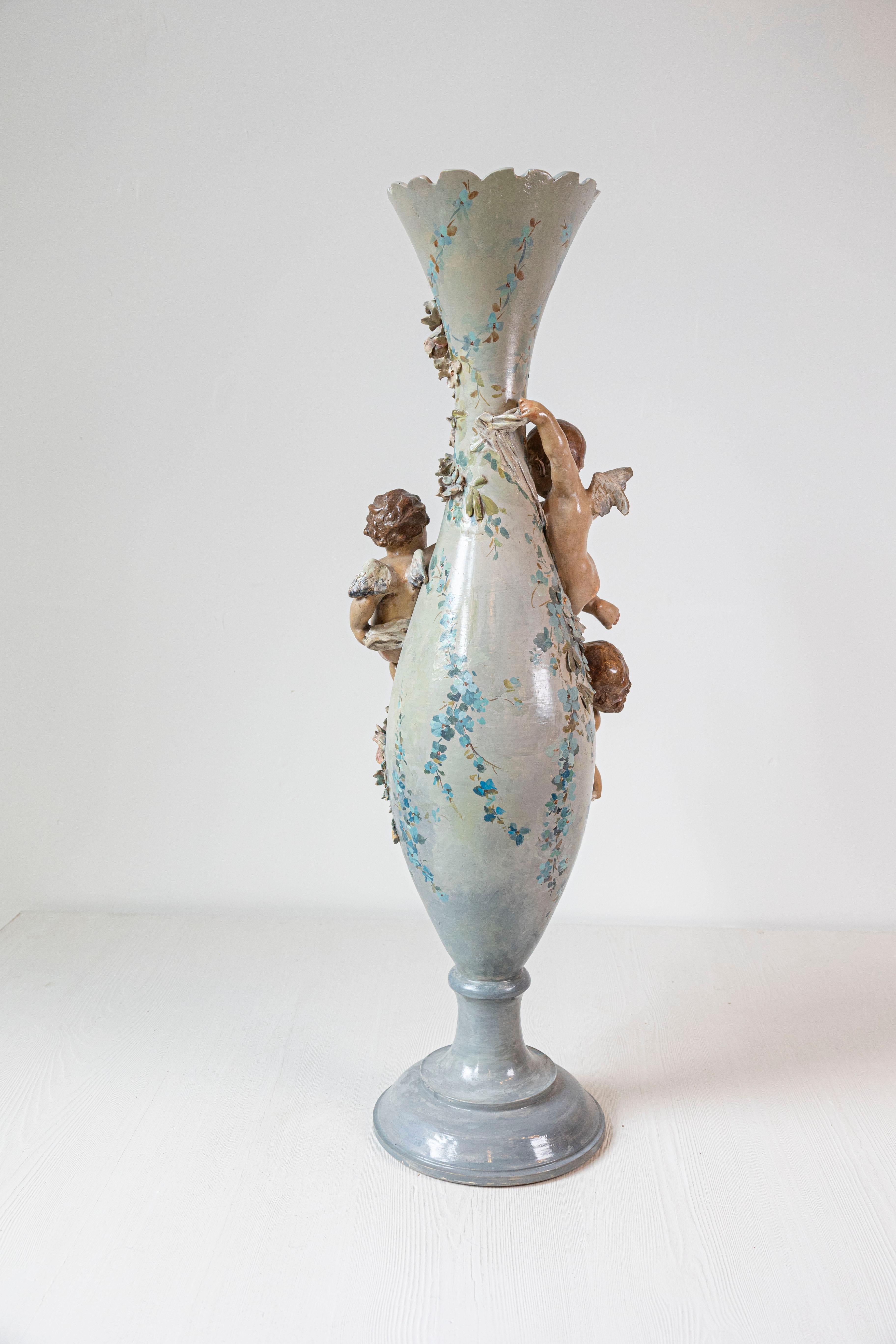 Französische schlanke Majolika-Vase von 1870 mit Blumendekor und Hochrelief-Kirschen (19. Jahrhundert) im Angebot