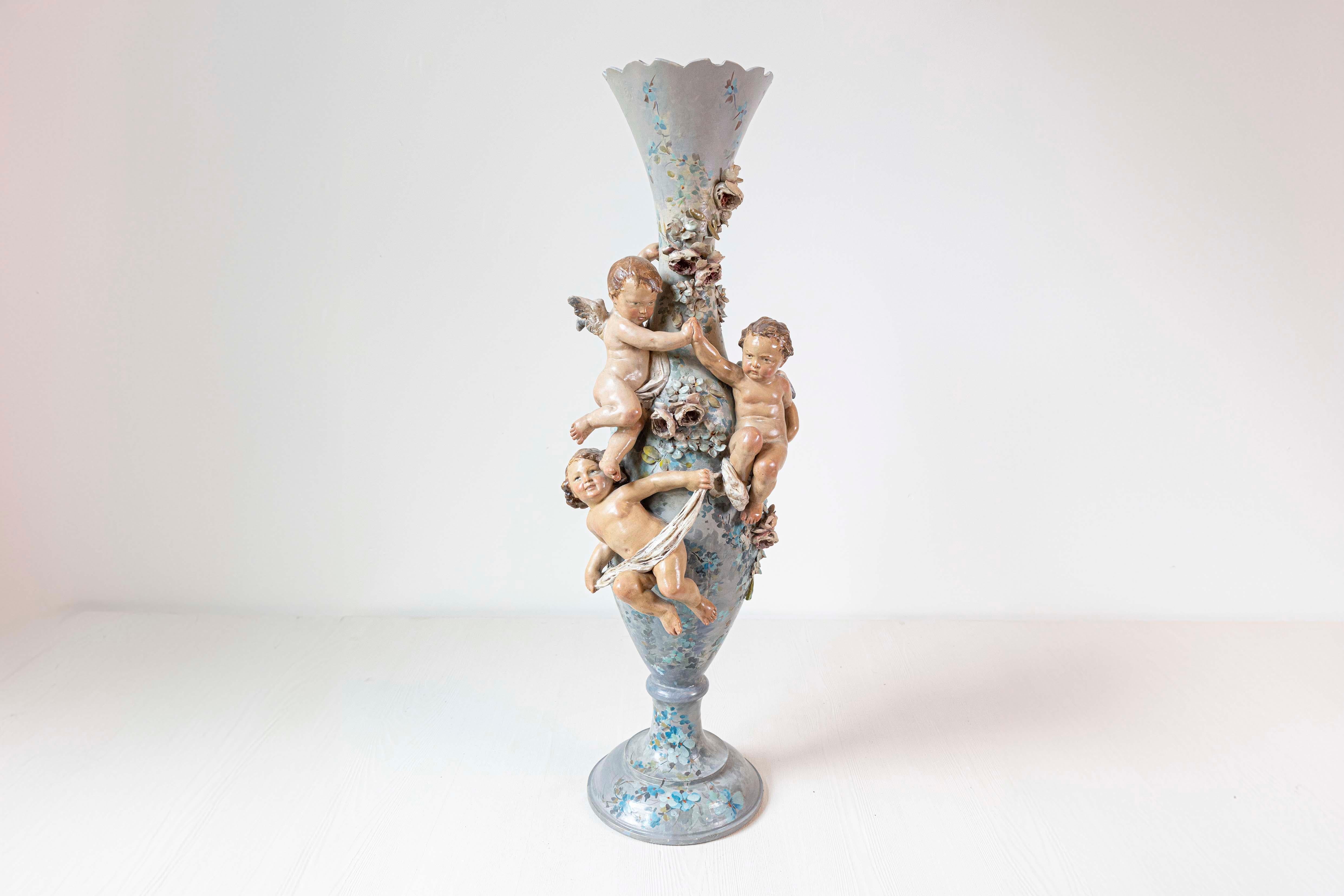 Französische schlanke Majolika-Vase von 1870 mit Blumendekor und Hochrelief-Kirschen im Angebot 4