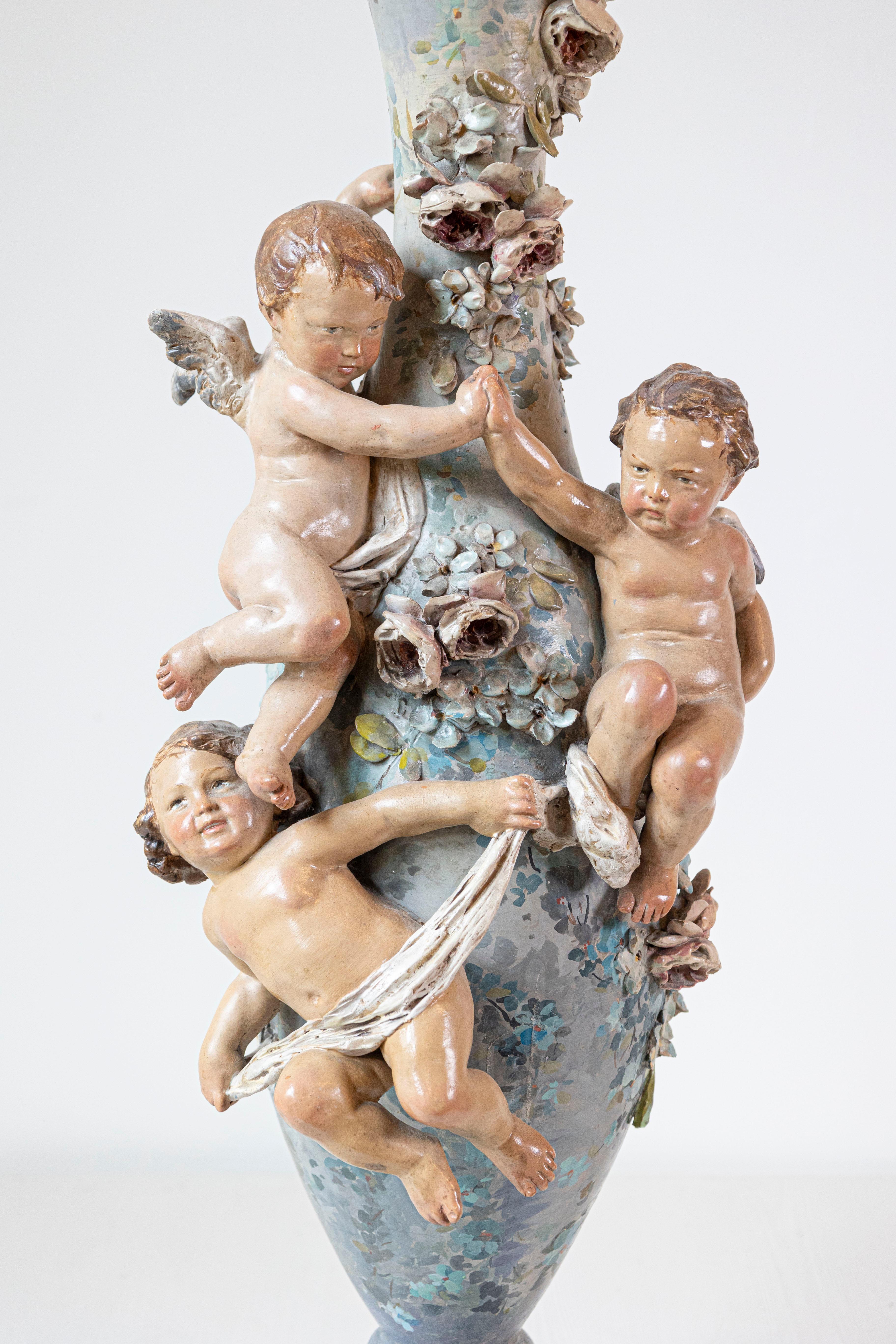 Französische schlanke Majolika-Vase von 1870 mit Blumendekor und Hochrelief-Kirschen im Angebot 5