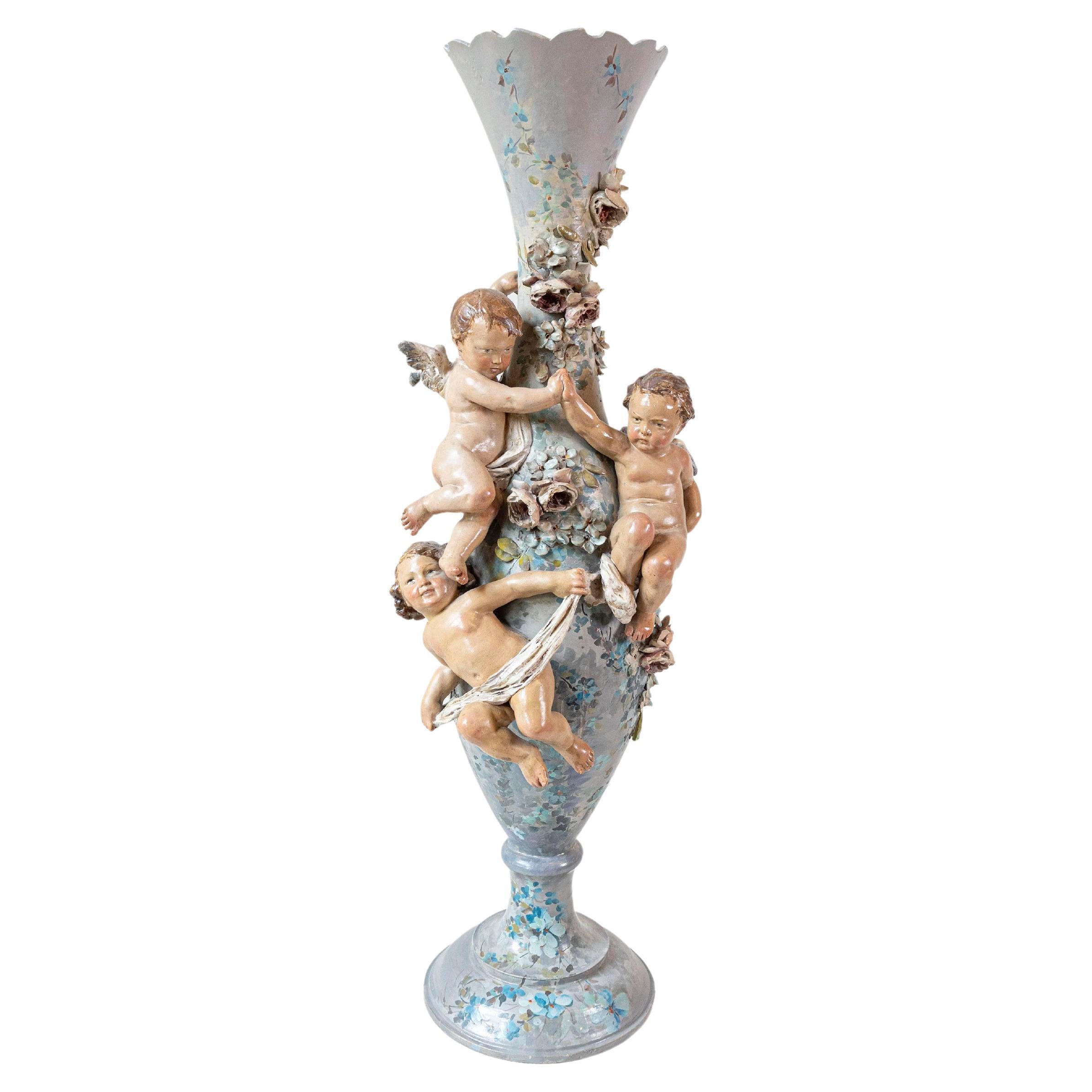 Französische schlanke Majolika-Vase von 1870 mit Blumendekor und Hochrelief-Kirschen im Angebot