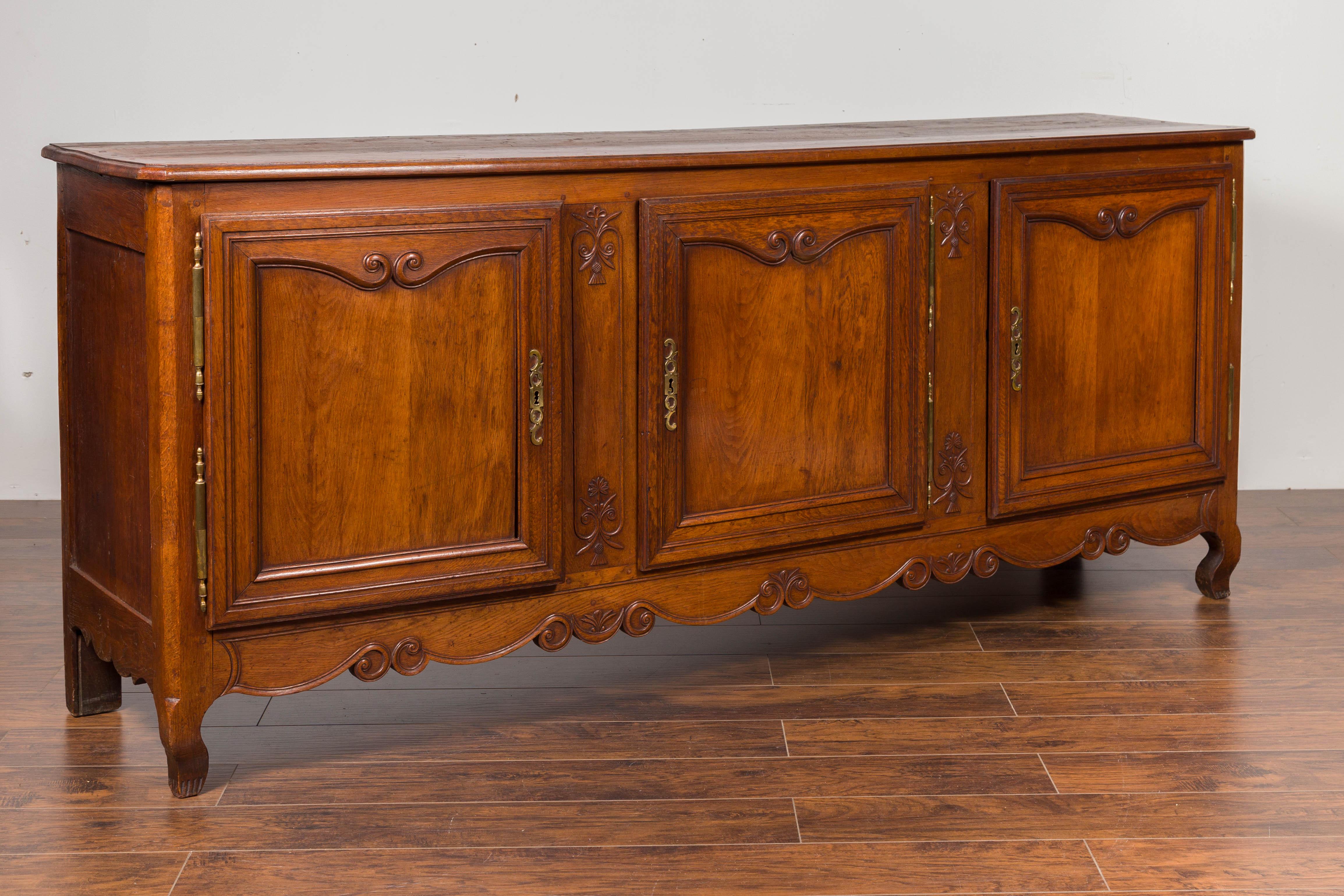 French 1870s Three-Door Oak Enfilade with Scrolled Motifs and Carved Foliage 5
