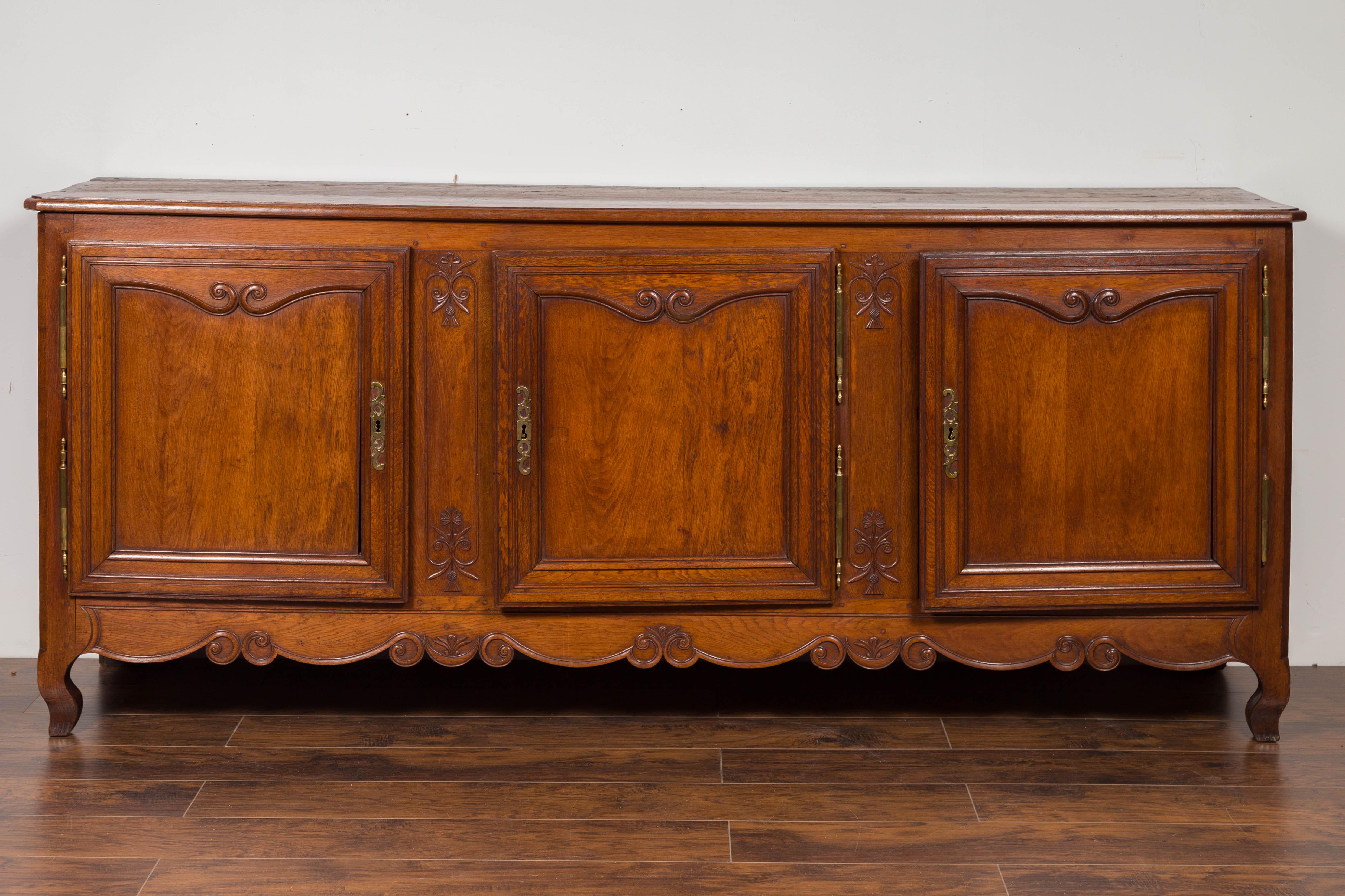 French 1870s Three-Door Oak Enfilade with Scrolled Motifs and Carved Foliage 11