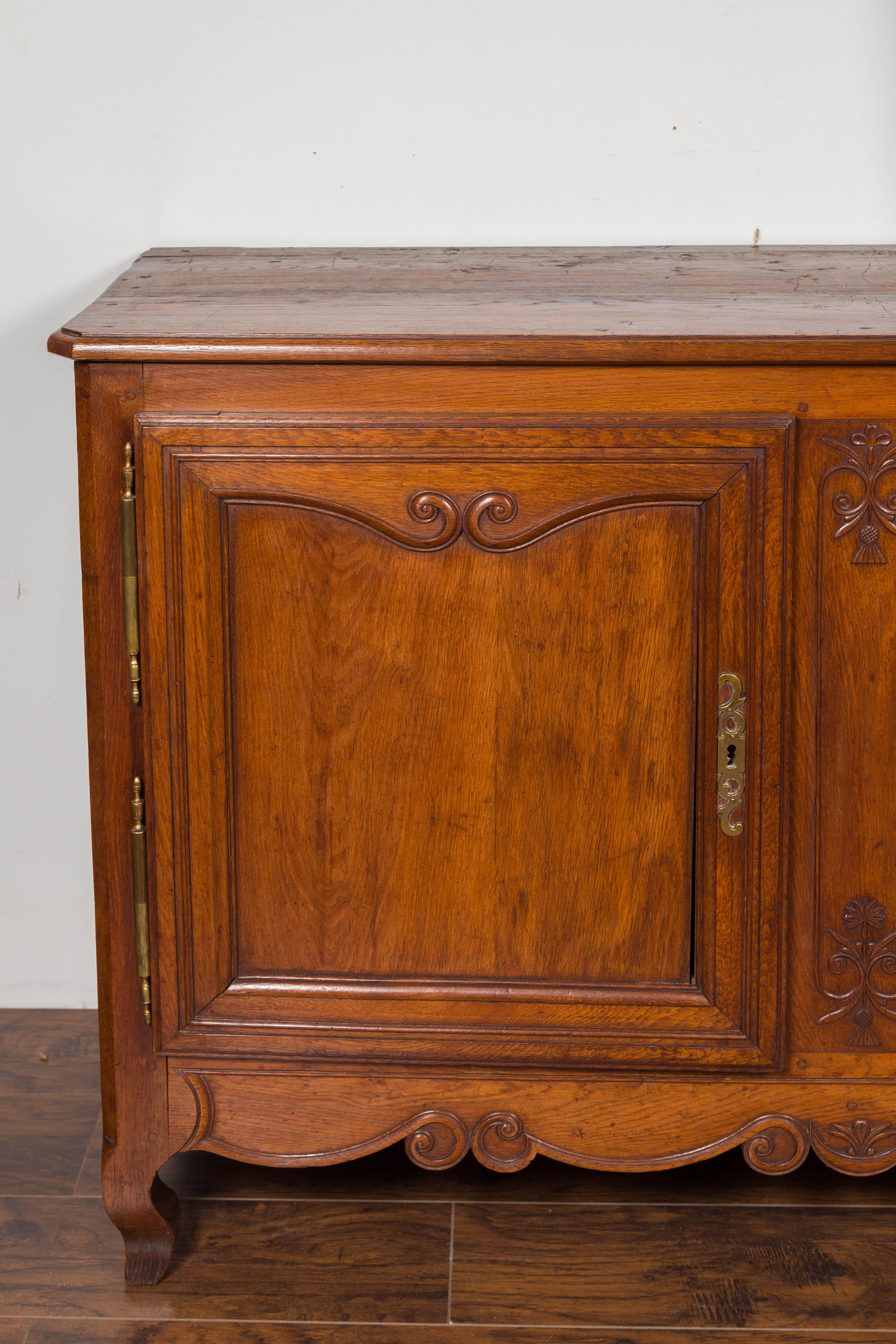 French 1870s Three-Door Oak Enfilade with Scrolled Motifs and Carved Foliage In Good Condition In Atlanta, GA
