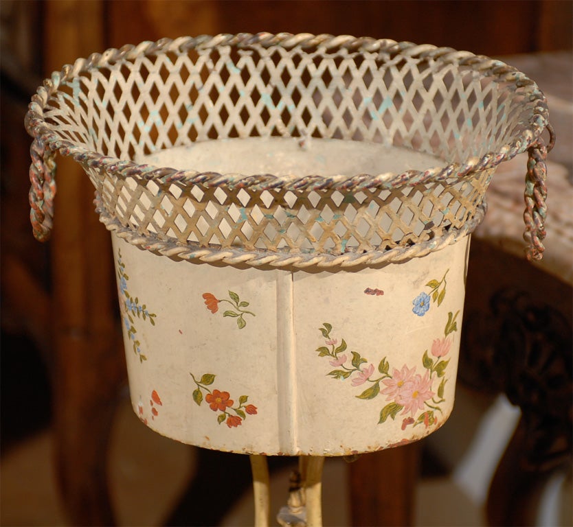 French 1870s Tôle and Iron Jardinière with Floral Décor and Scrolling Base In Good Condition For Sale In Atlanta, GA