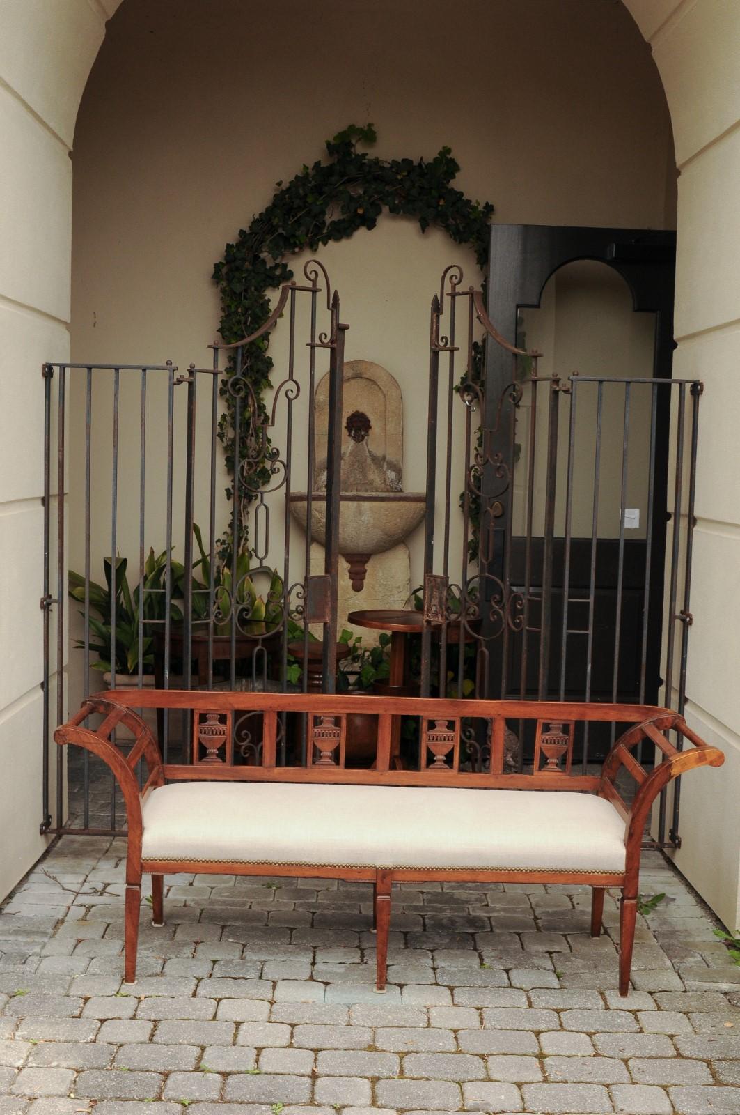 French 1870s Upholstered Fruitwood Settee with Carved Urns and Outscrolling Arms In Good Condition In Atlanta, GA