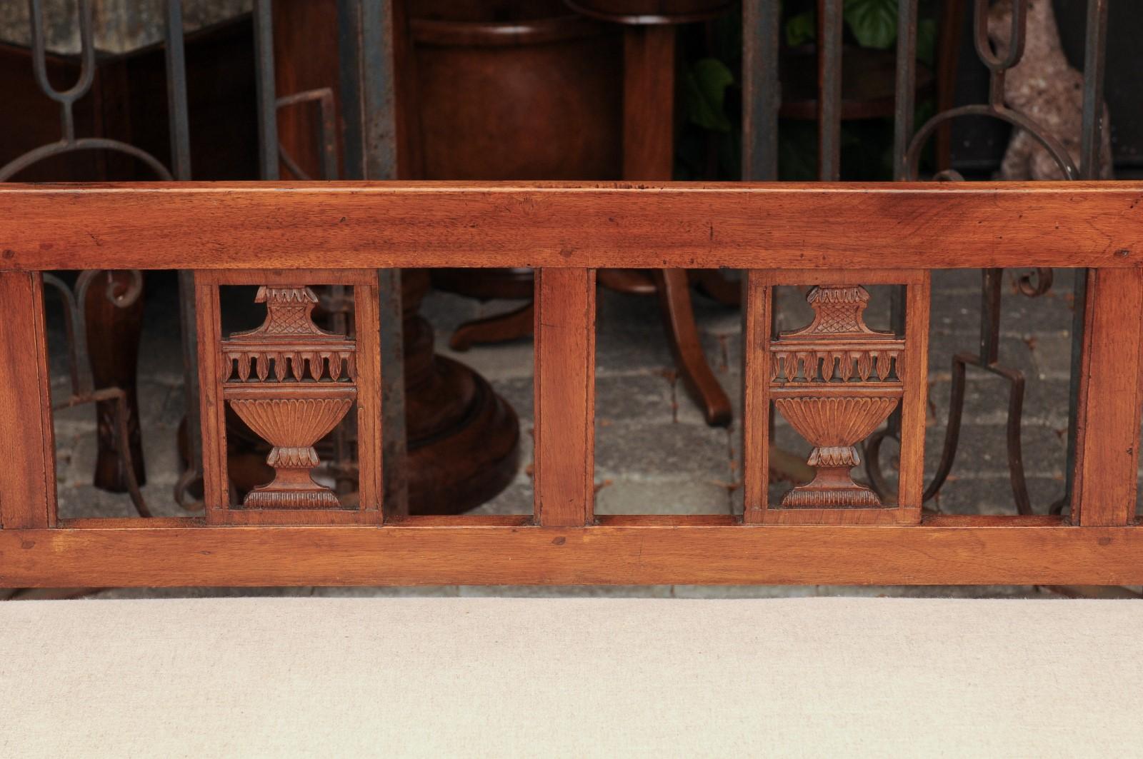 French 1870s Upholstered Fruitwood Settee with Carved Urns and Outscrolling Arms 2