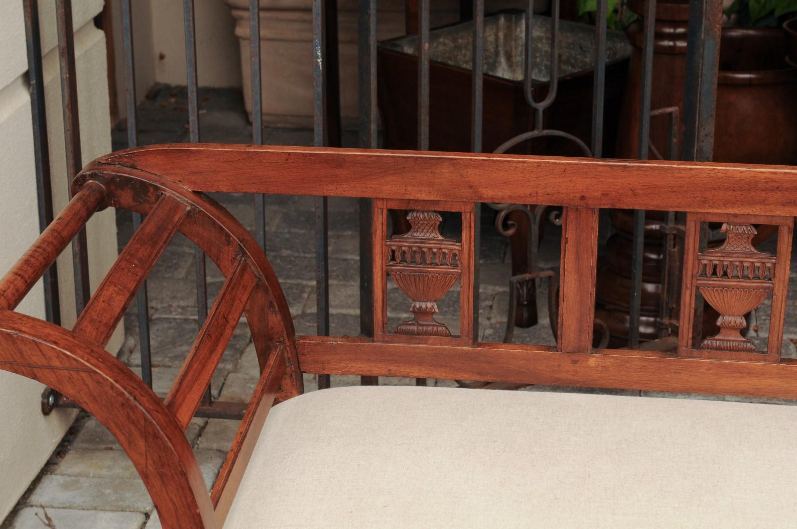 French 1870s Upholstered Fruitwood Settee with Carved Urns and Outscrolling Arms 3