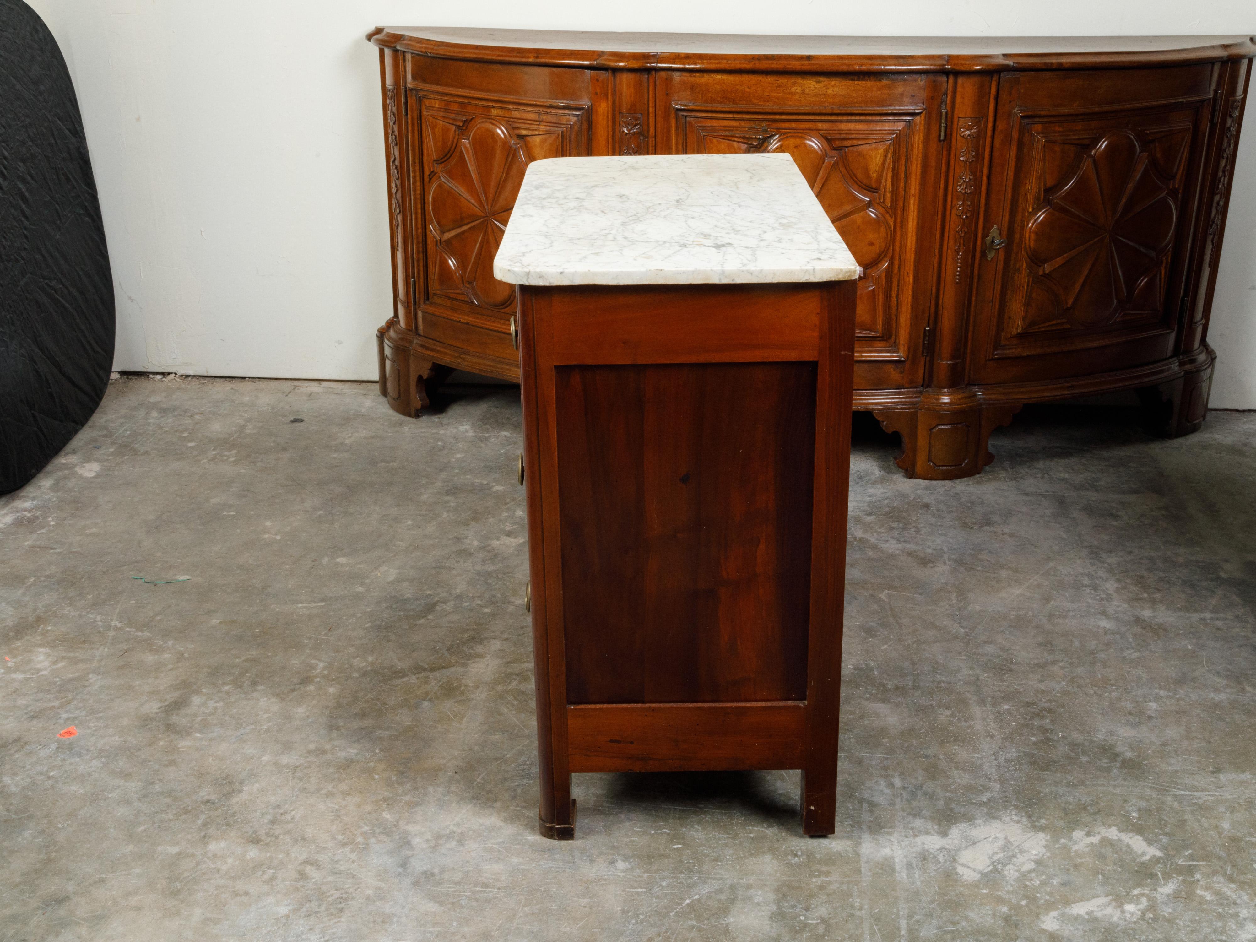 French 1870s Walnut Three-Drawer Commode with Marble Top and Butterfly Veneer For Sale 1