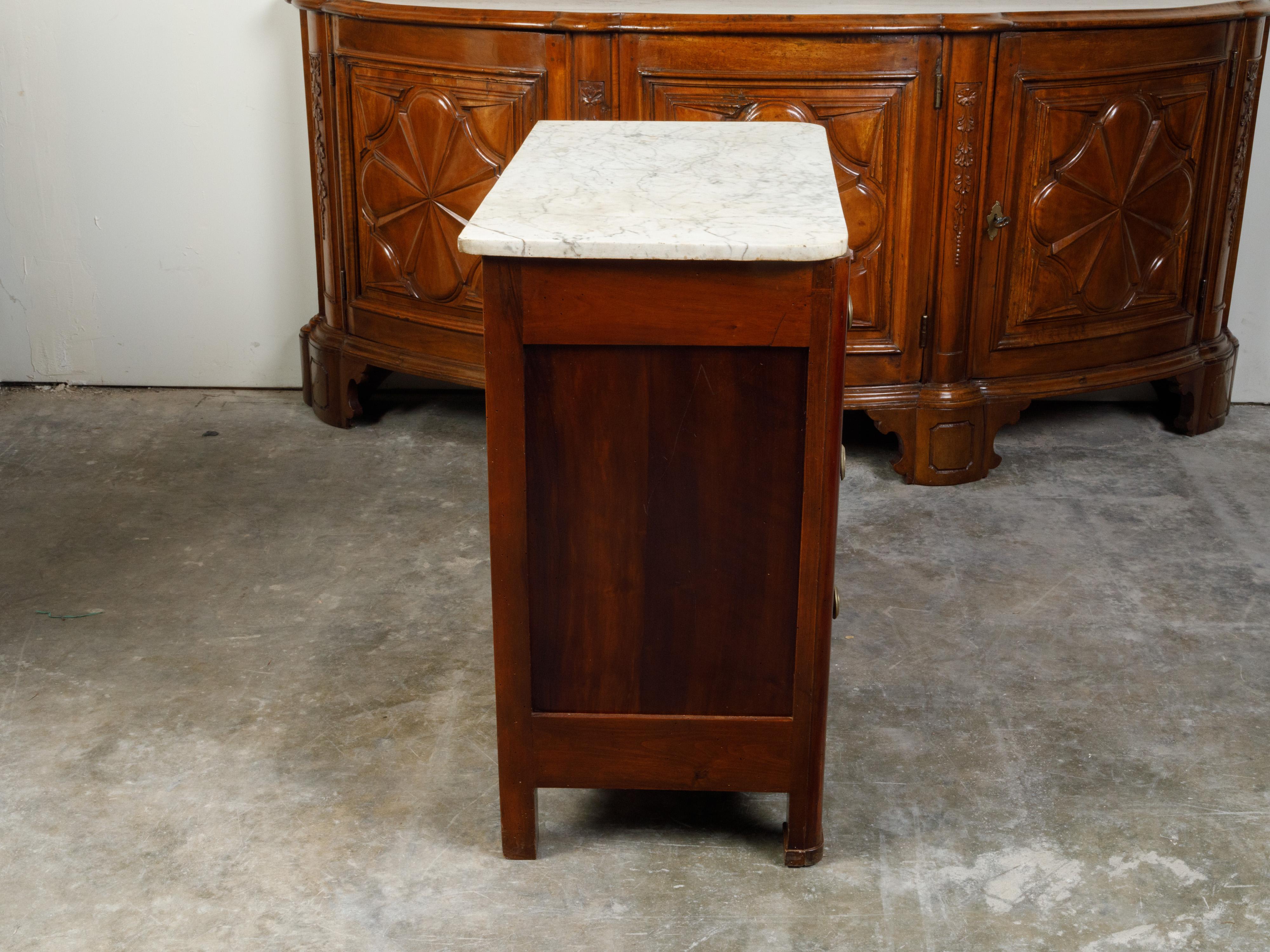 French 1870s Walnut Three-Drawer Commode with Marble Top and Butterfly Veneer For Sale 4