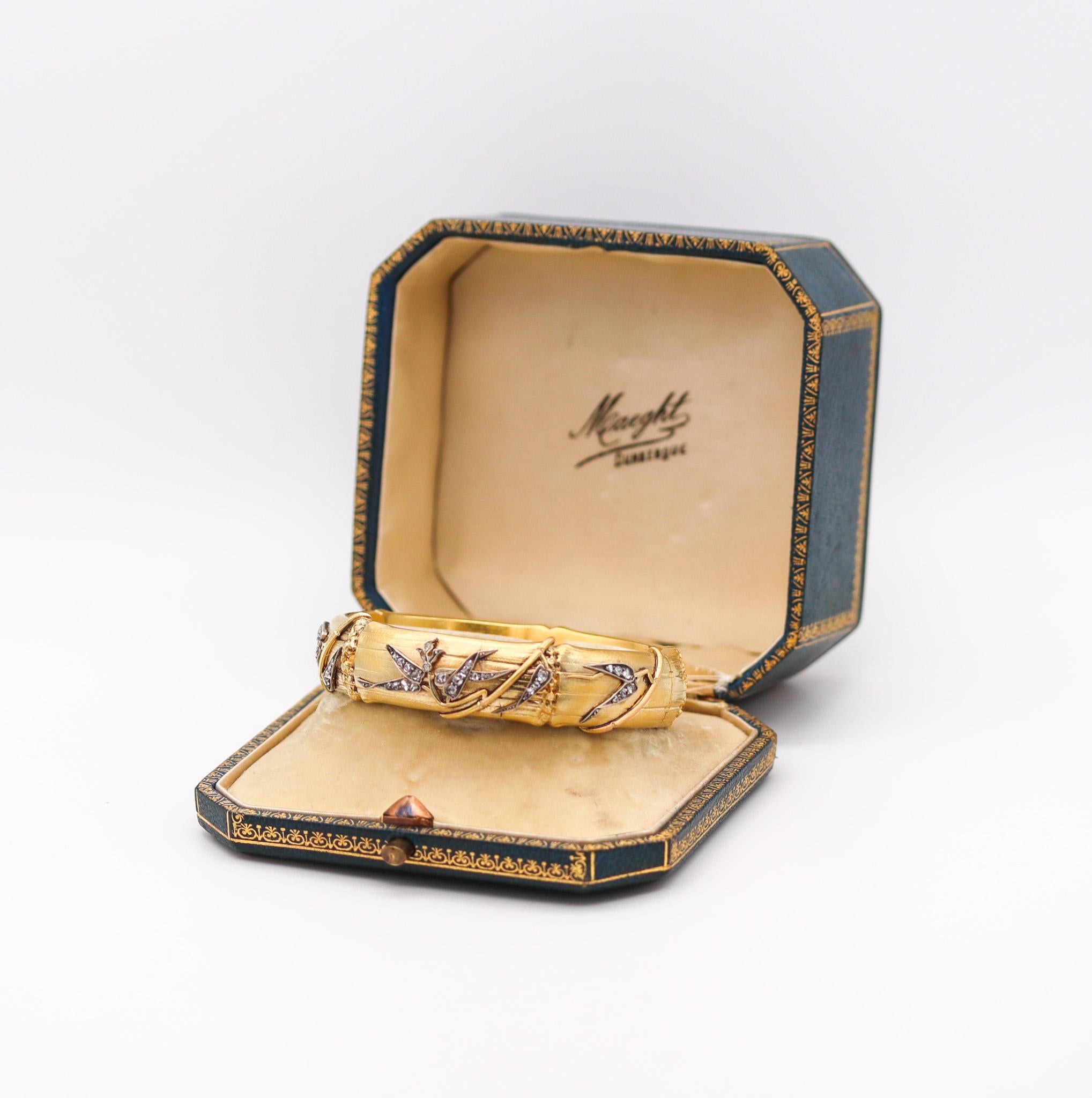 Bracelet de chinoiseries françaises.

Fabuleux bracelet de style chinoiserie créé à Paris France à la fin du 19ème siècle, vers 1880. Il a été conçu avec des motifs organiques et orientaux composés de motifs de bambous. Soigneusement réalisé en or