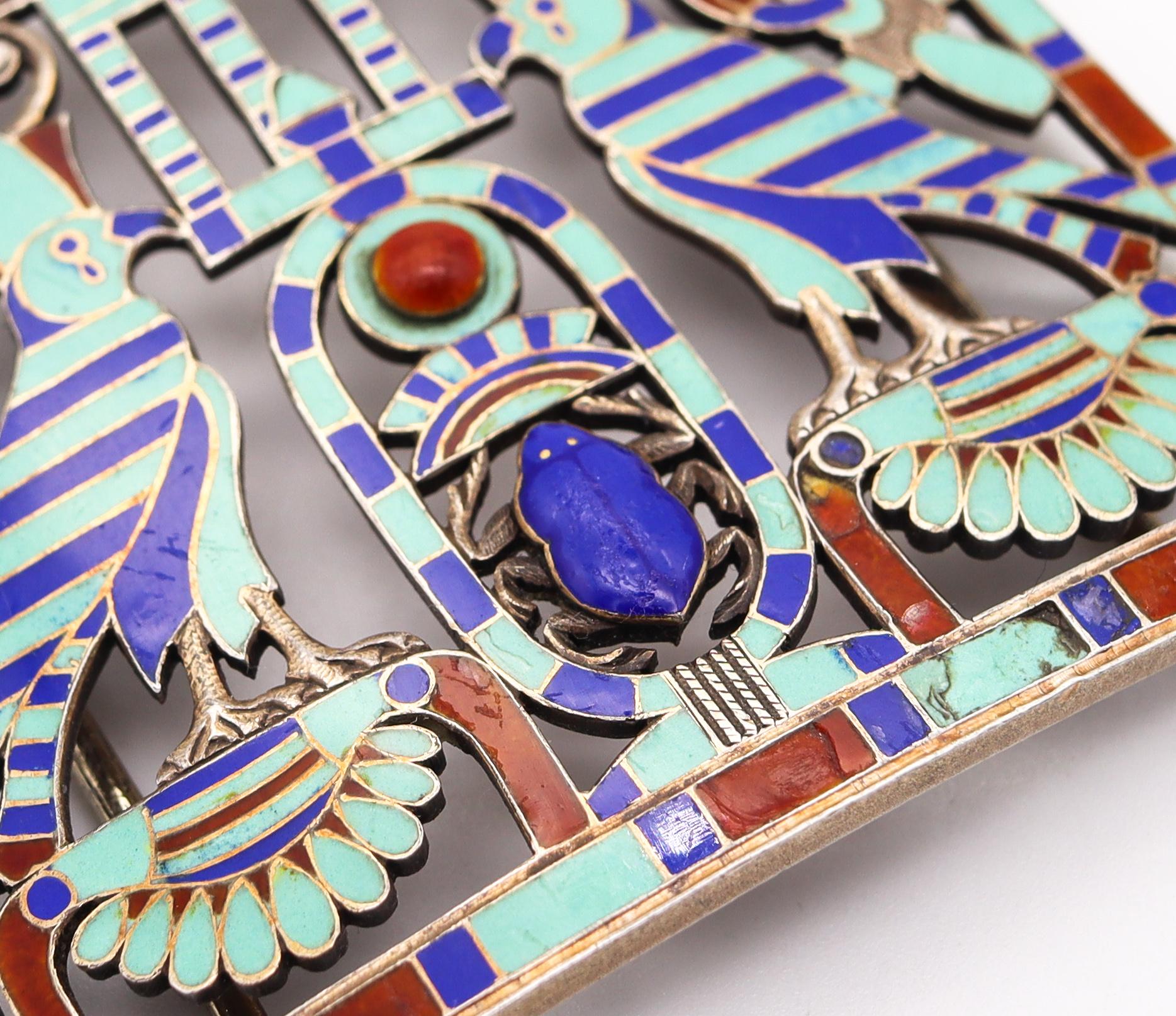 Cabochon Pettorale francese del 1880 di epoca egizia in argento con cloisonne e lapis. in vendita
