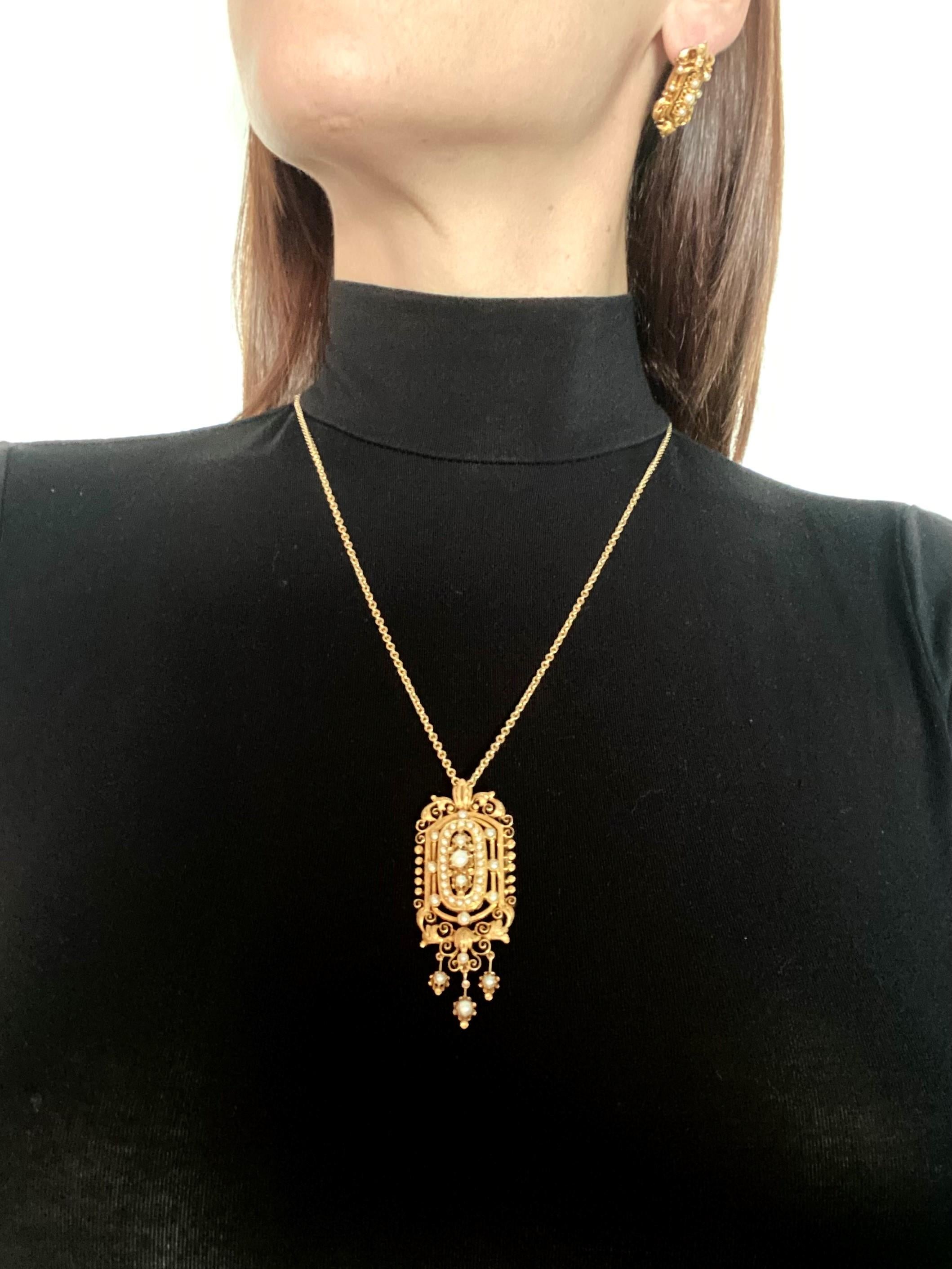 Suite de boucles d'oreilles pendantes en or 19 carats avec perles naturelles de style néo-étrusque, France, 1880 Excellent état - En vente à Miami, FL