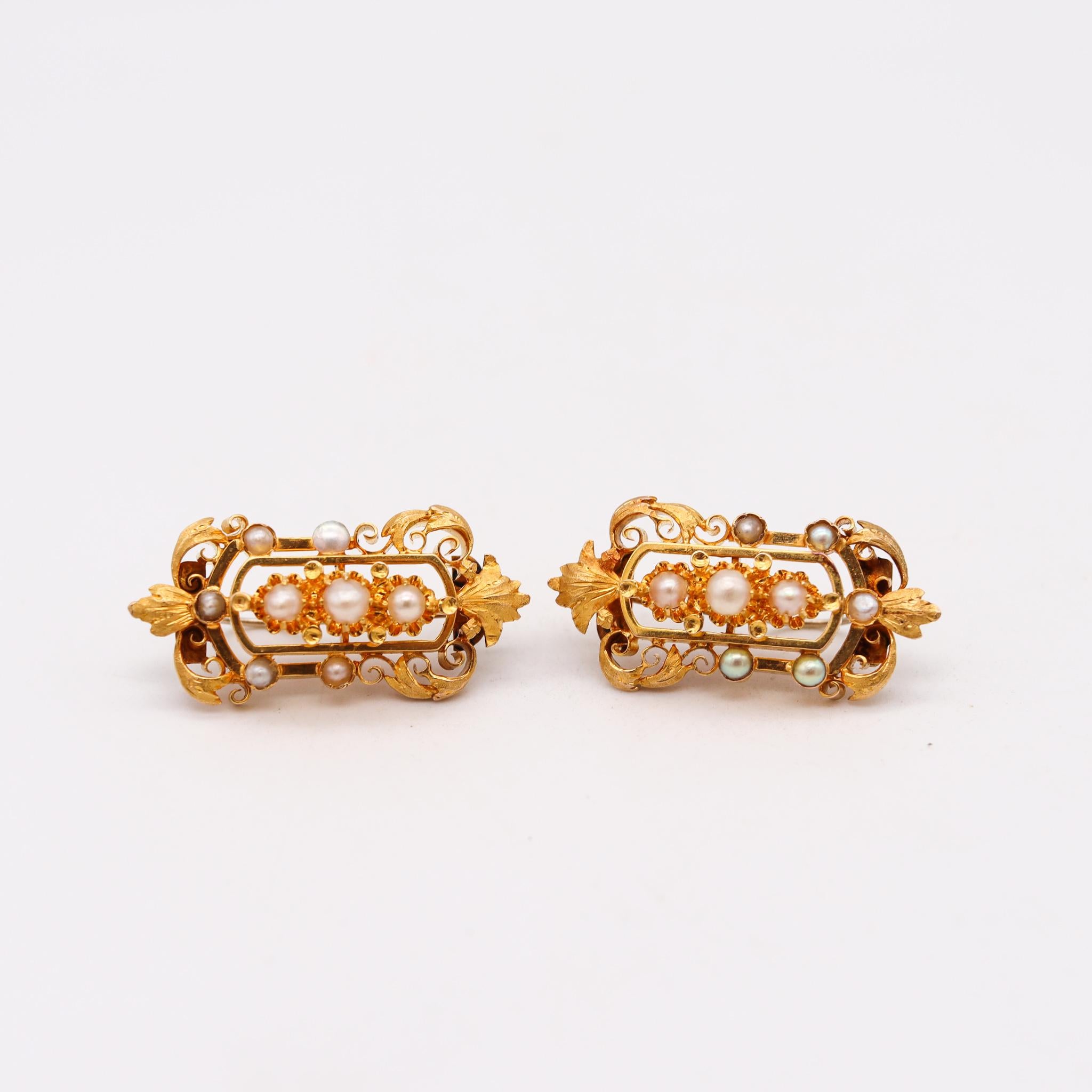 Suite de boucles d'oreilles pendantes en or 19 carats avec perles naturelles de style néo-étrusque, France, 1880 en vente 2