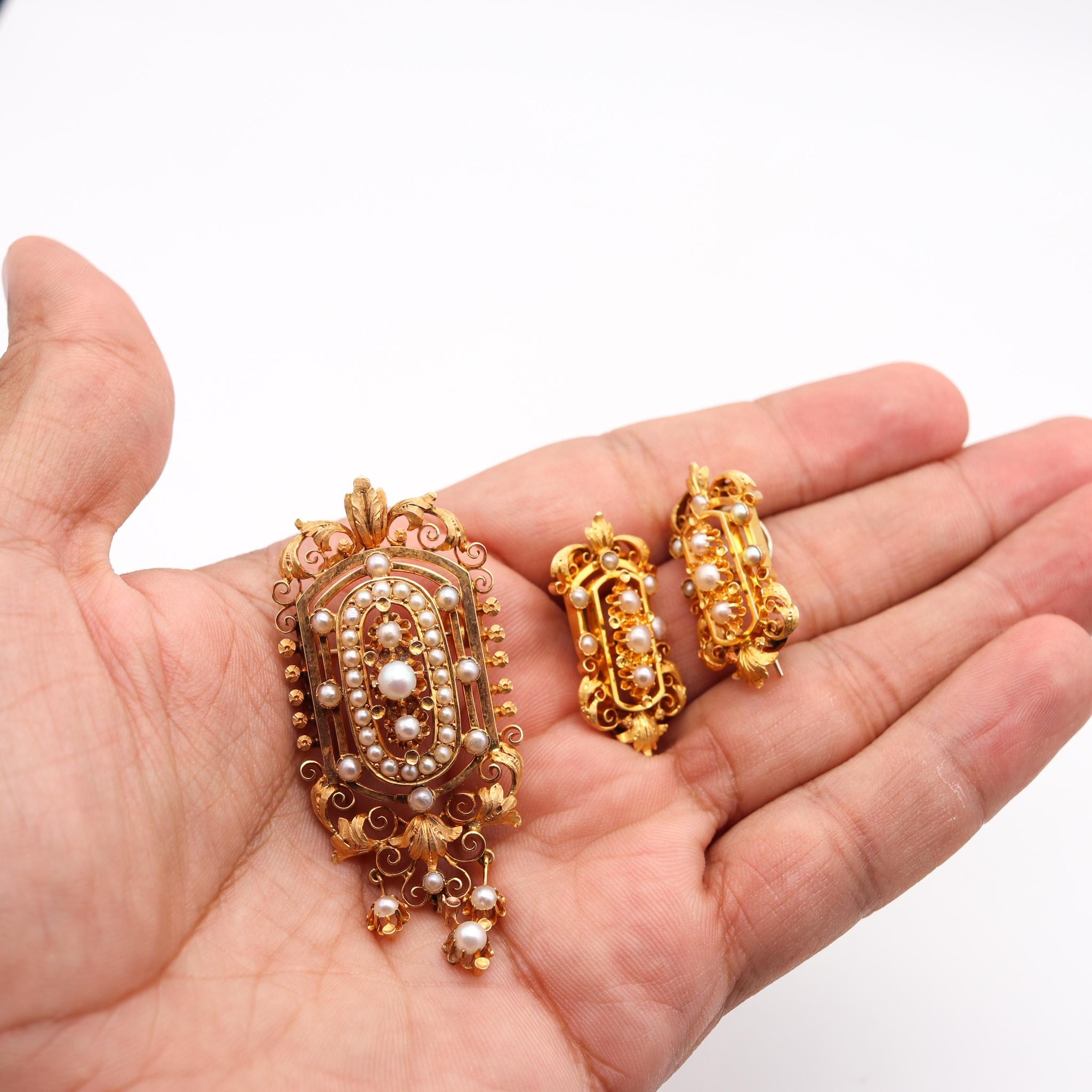 Suite de boucles d'oreilles pendantes en or 19 carats avec perles naturelles de style néo-étrusque, France, 1880 en vente 3