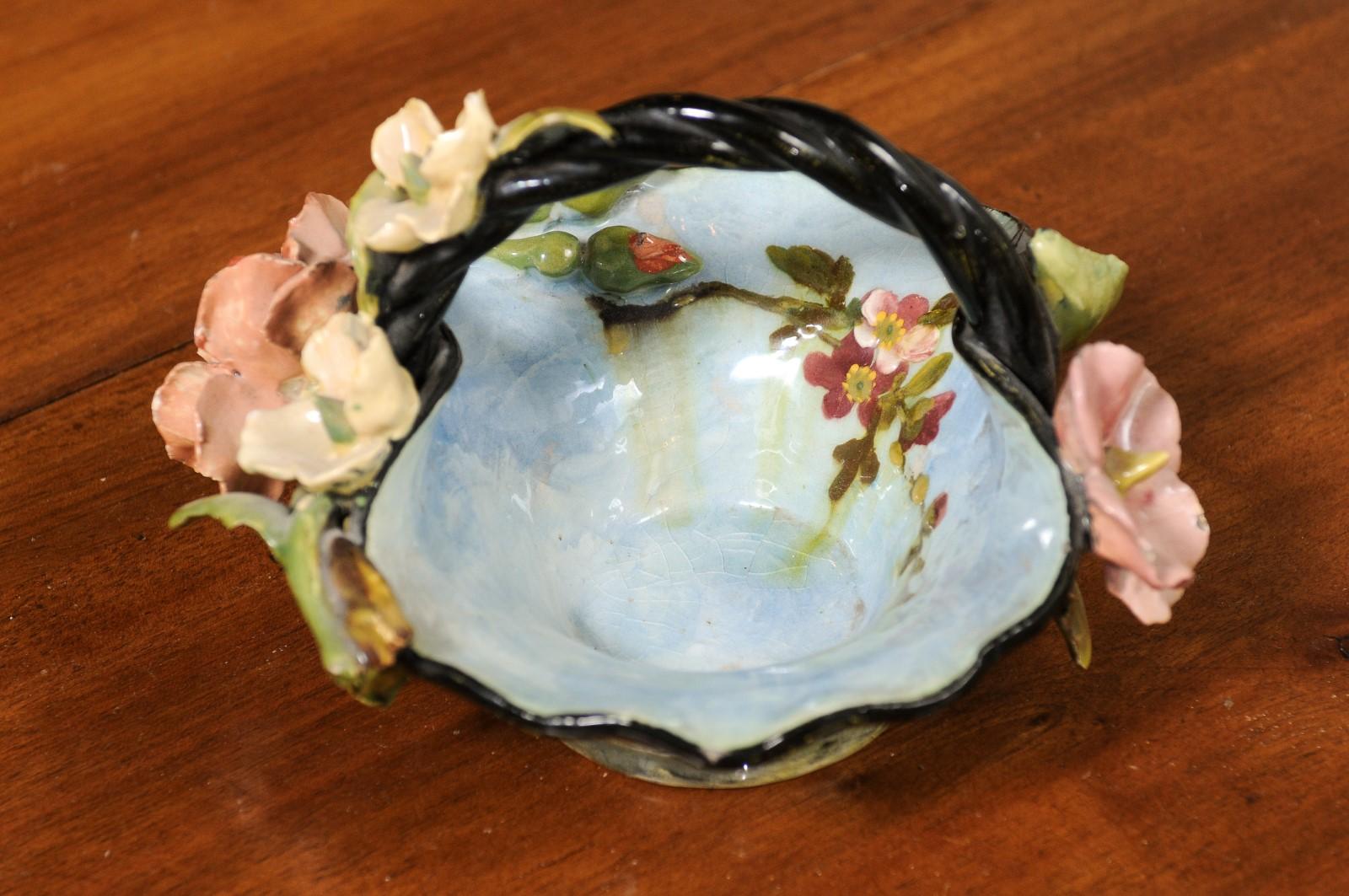 Barbotine-Majolika-Korb aus den 1880er Jahren mit bunten, hochreliefierten Blumen (Französisch) im Angebot