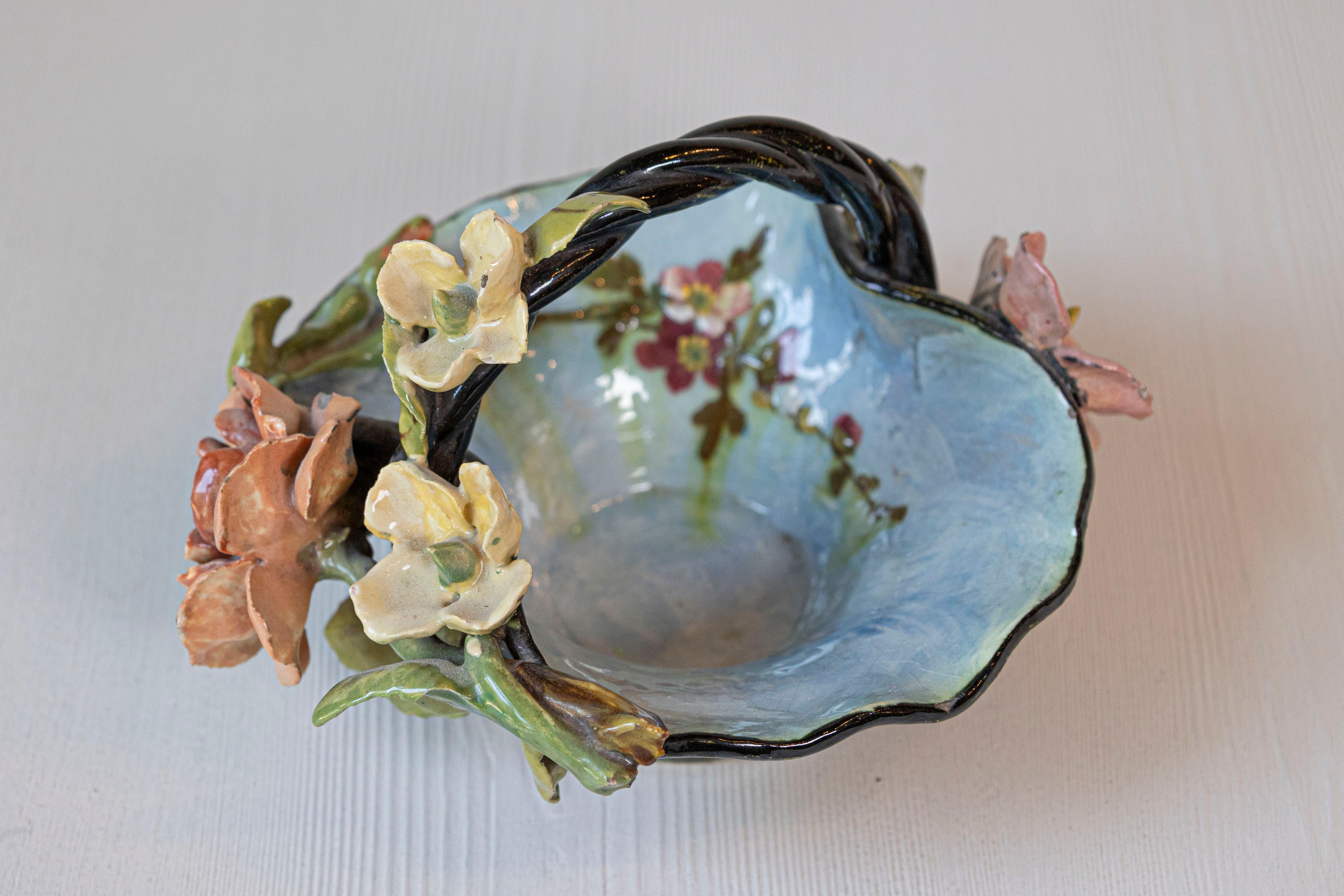 Französisch 1880er Barbotine Majolika Korb mit Hochrelief bunte Blumen im Zustand „Gut“ im Angebot in Atlanta, GA