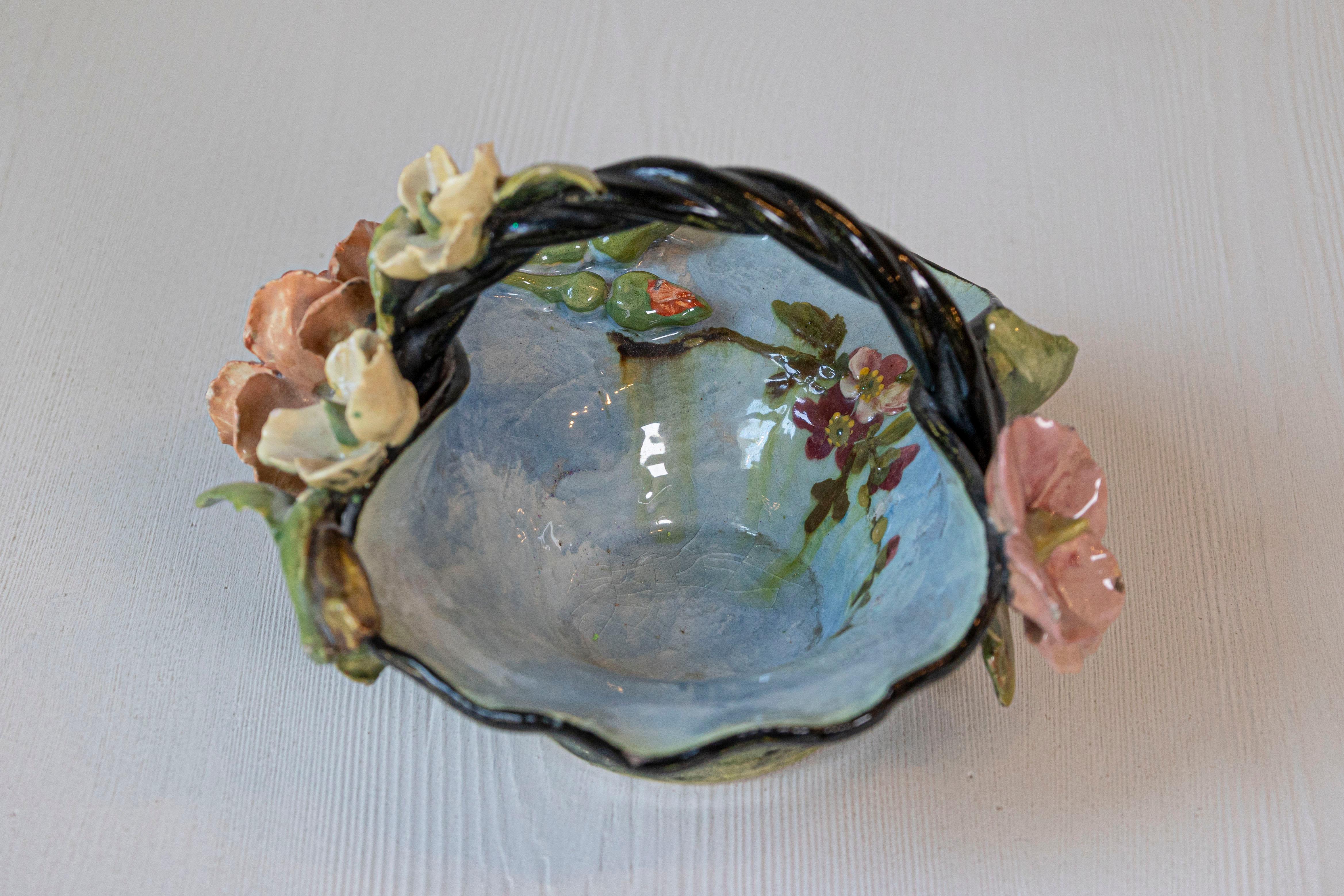 Französisch 1880er Barbotine Majolika Korb mit Hochrelief bunte Blumen im Angebot 1