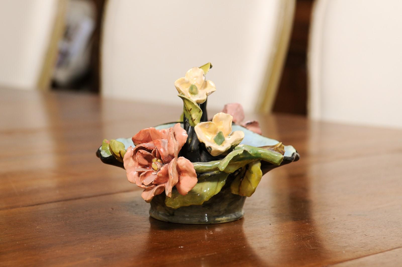 Barbotine-Majolika-Korb aus den 1880er Jahren mit bunten, hochreliefierten Blumen im Angebot 1