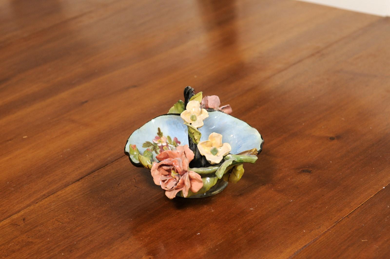 Barbotine-Majolika-Korb aus den 1880er Jahren mit bunten, hochreliefierten Blumen im Angebot 2