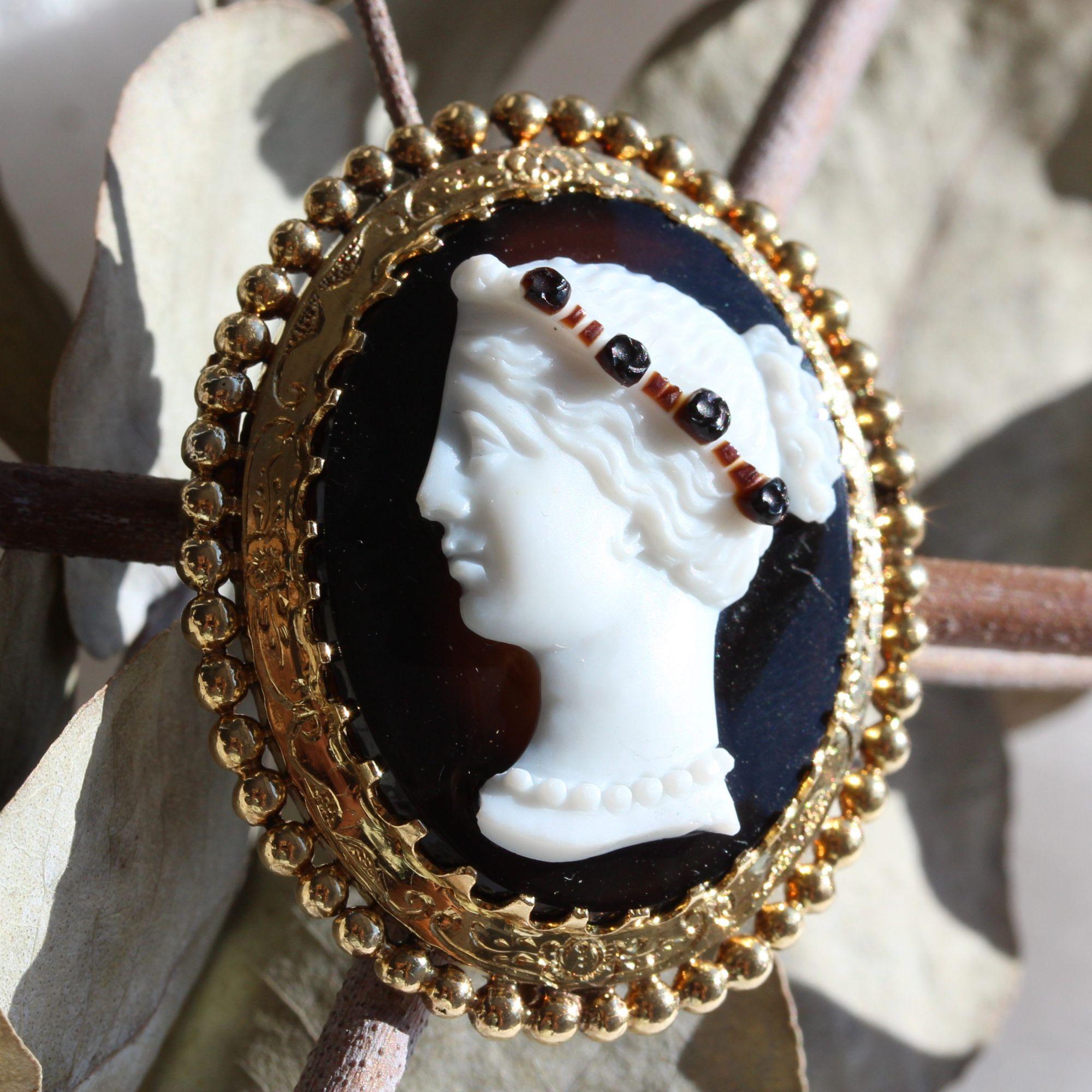French 1880s Bi-Layer Agate Cameo 18 Karat Yellow Gold Brooch 4
