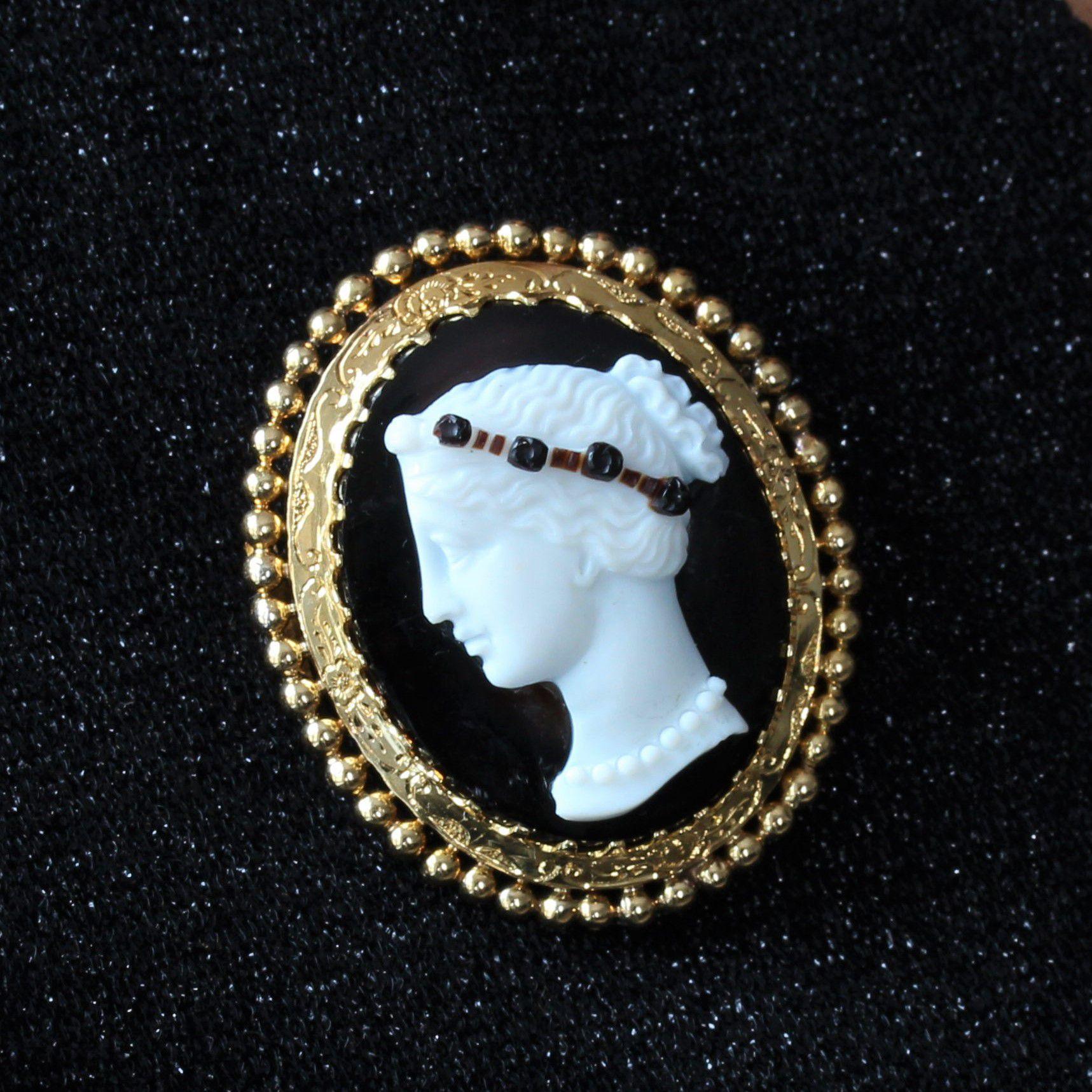 French 1880s Bi-Layer Agate Cameo 18 Karat Yellow Gold Brooch 5