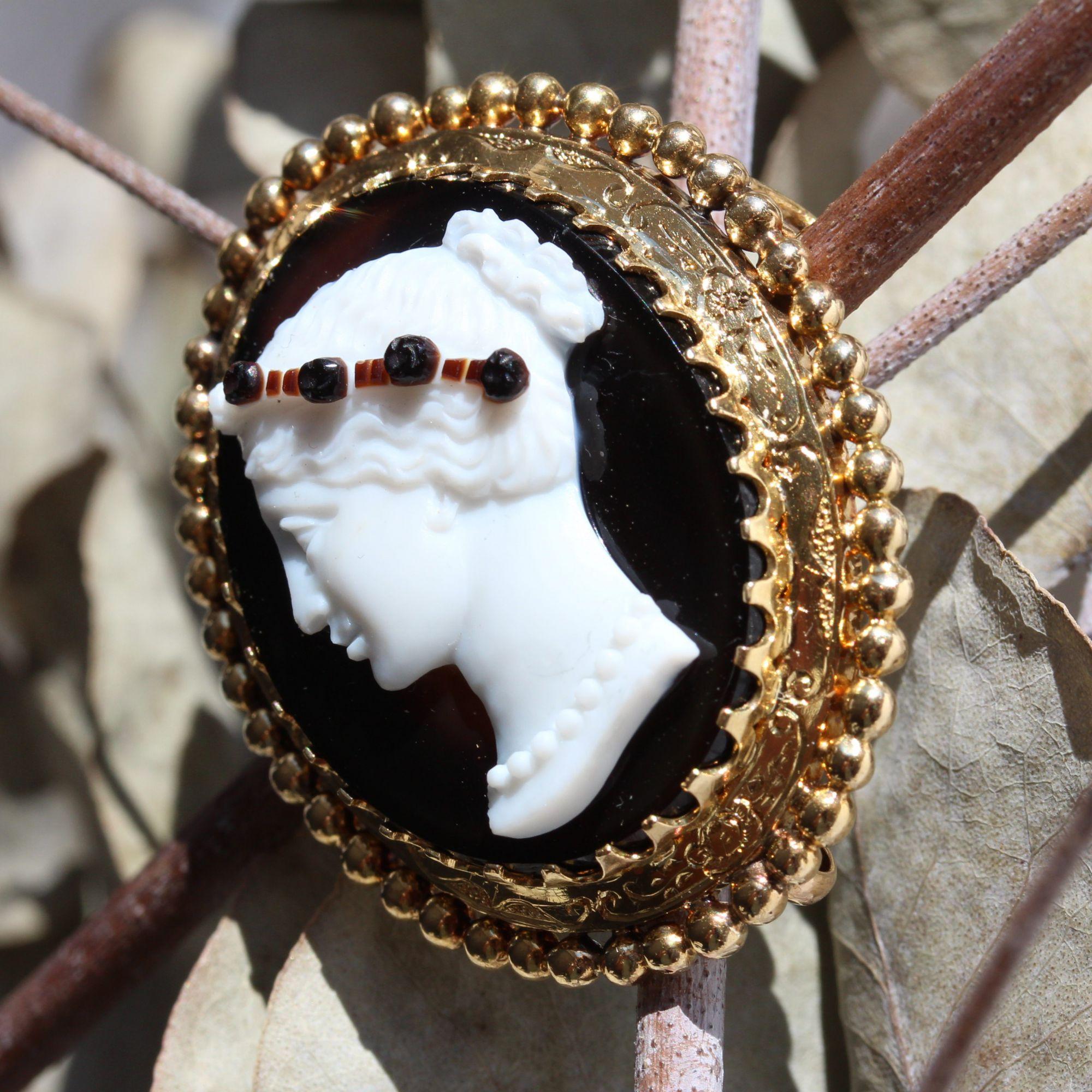 French 1880s Bi-Layer Agate Cameo 18 Karat Yellow Gold Brooch 6