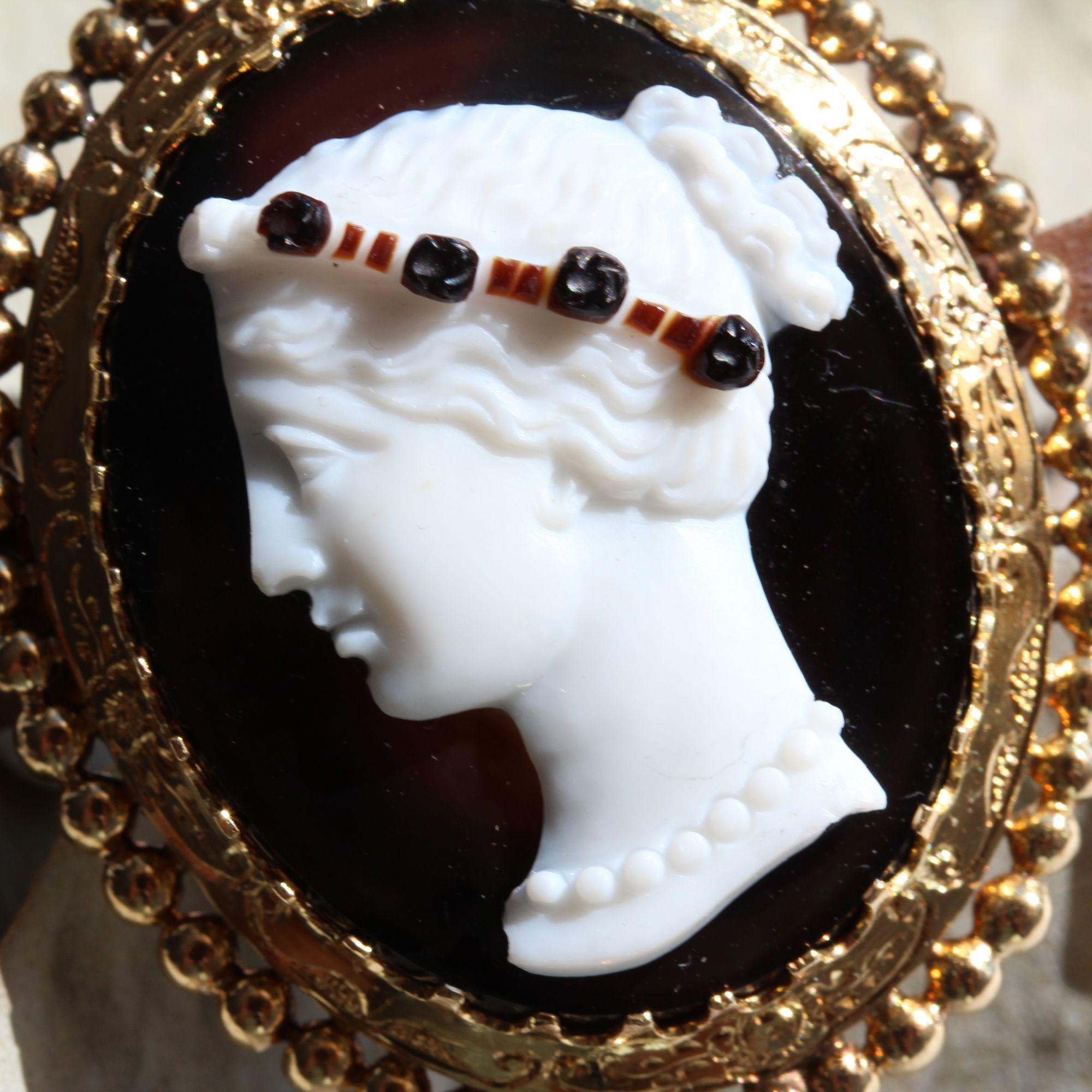 French Cut French 1880s Bi-Layer Agate Cameo 18 Karat Yellow Gold Brooch