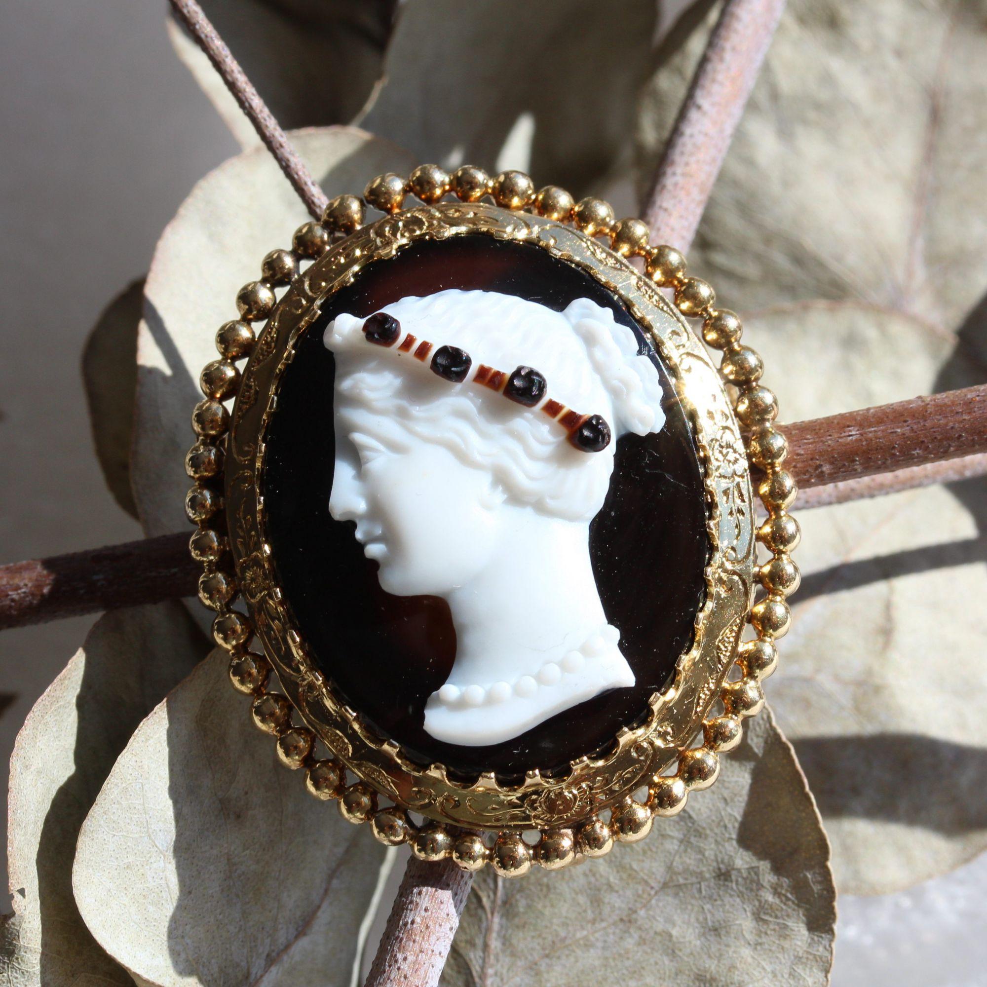 French 1880s Bi-Layer Agate Cameo 18 Karat Yellow Gold Brooch In Good Condition In Poitiers, FR
